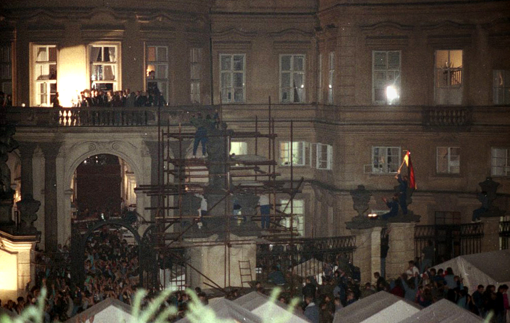 Blick auf den Balkon der bundesdeutschen Botschaft in Prag am 30.09. 1989