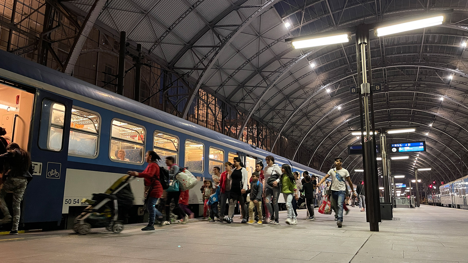 Roma-Flüchtlinge am Prager Hauptbahnhof.