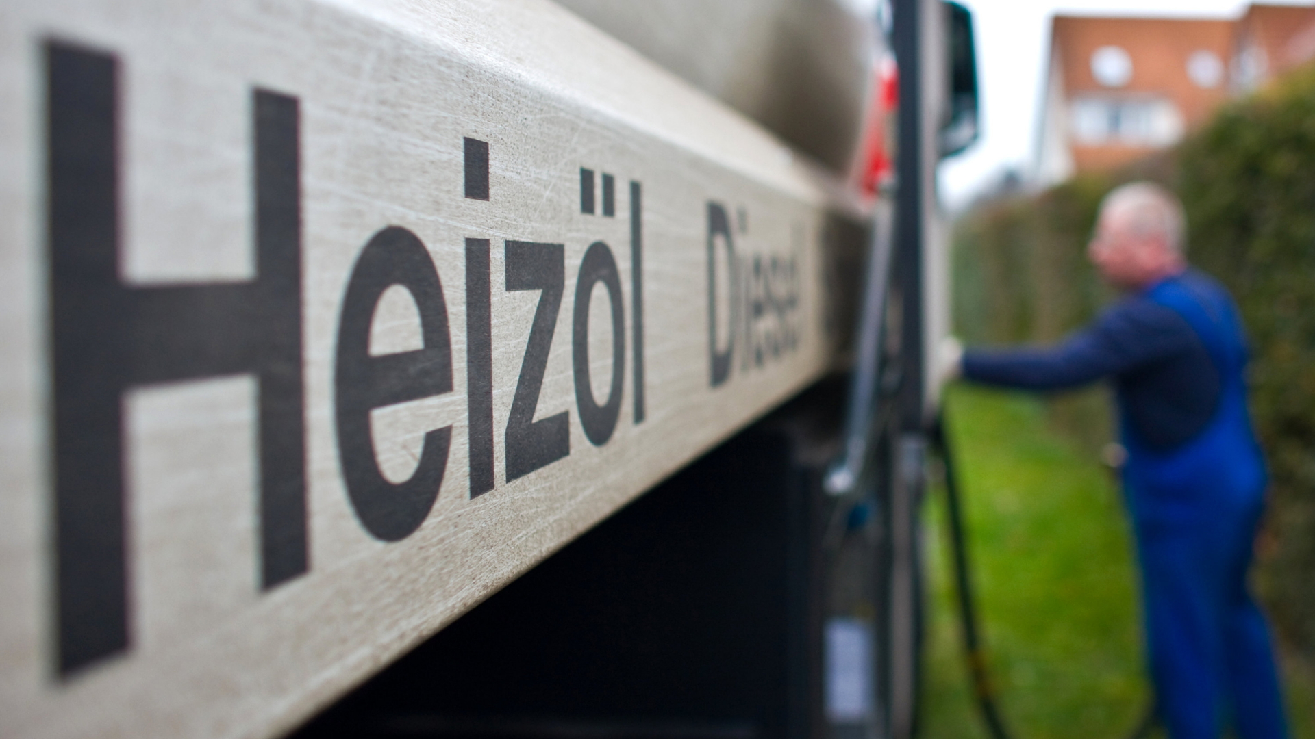 "Heizöl" und "Diesel" steht auf einem Tankfahrzeug eines Heizöllieferanten. | dpa