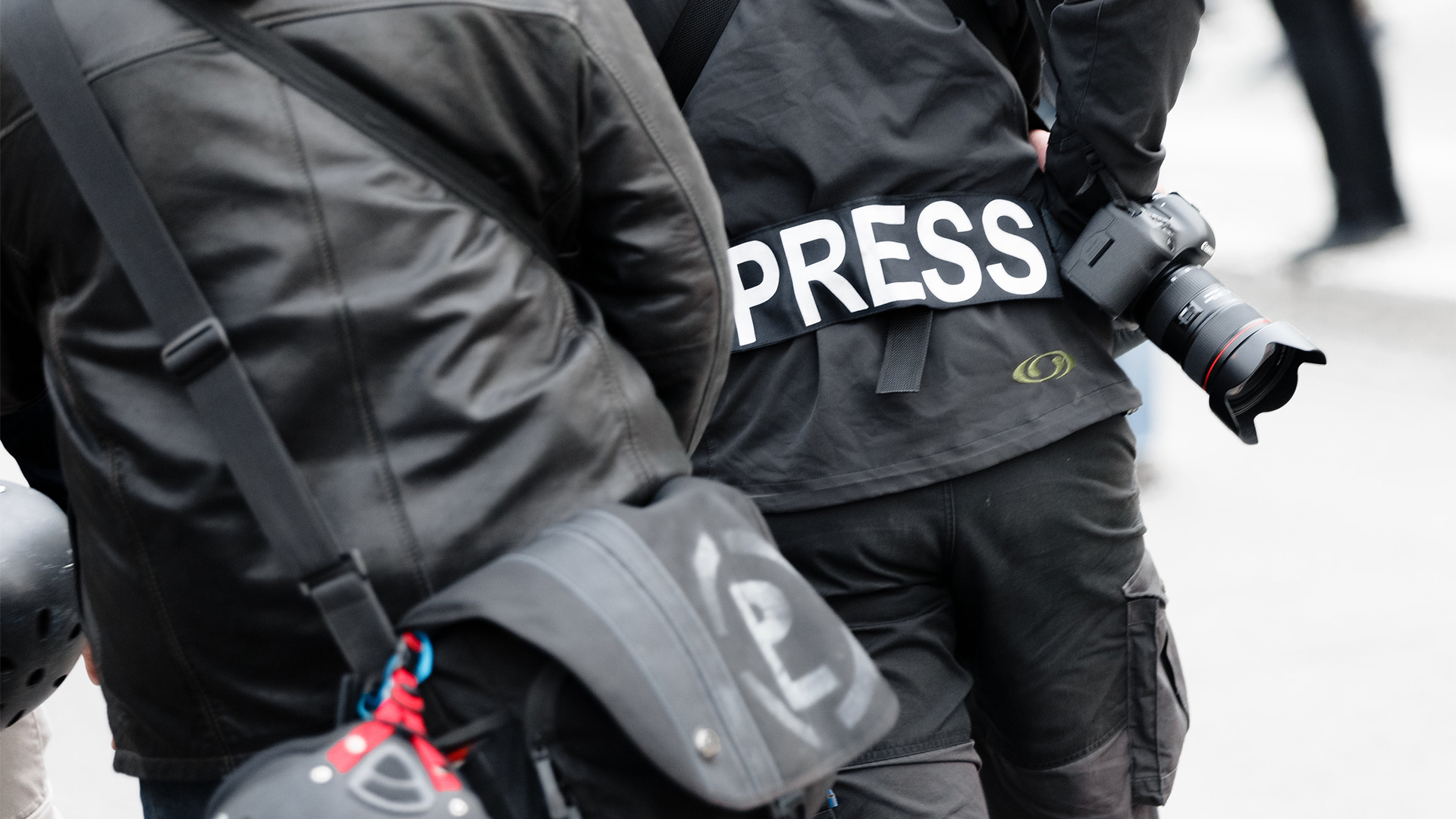 Ein Fotoreporter trägt am auf einer Demonstration einen Aufnäher mit dem Text ''PRESS'' auf seiner Jacke