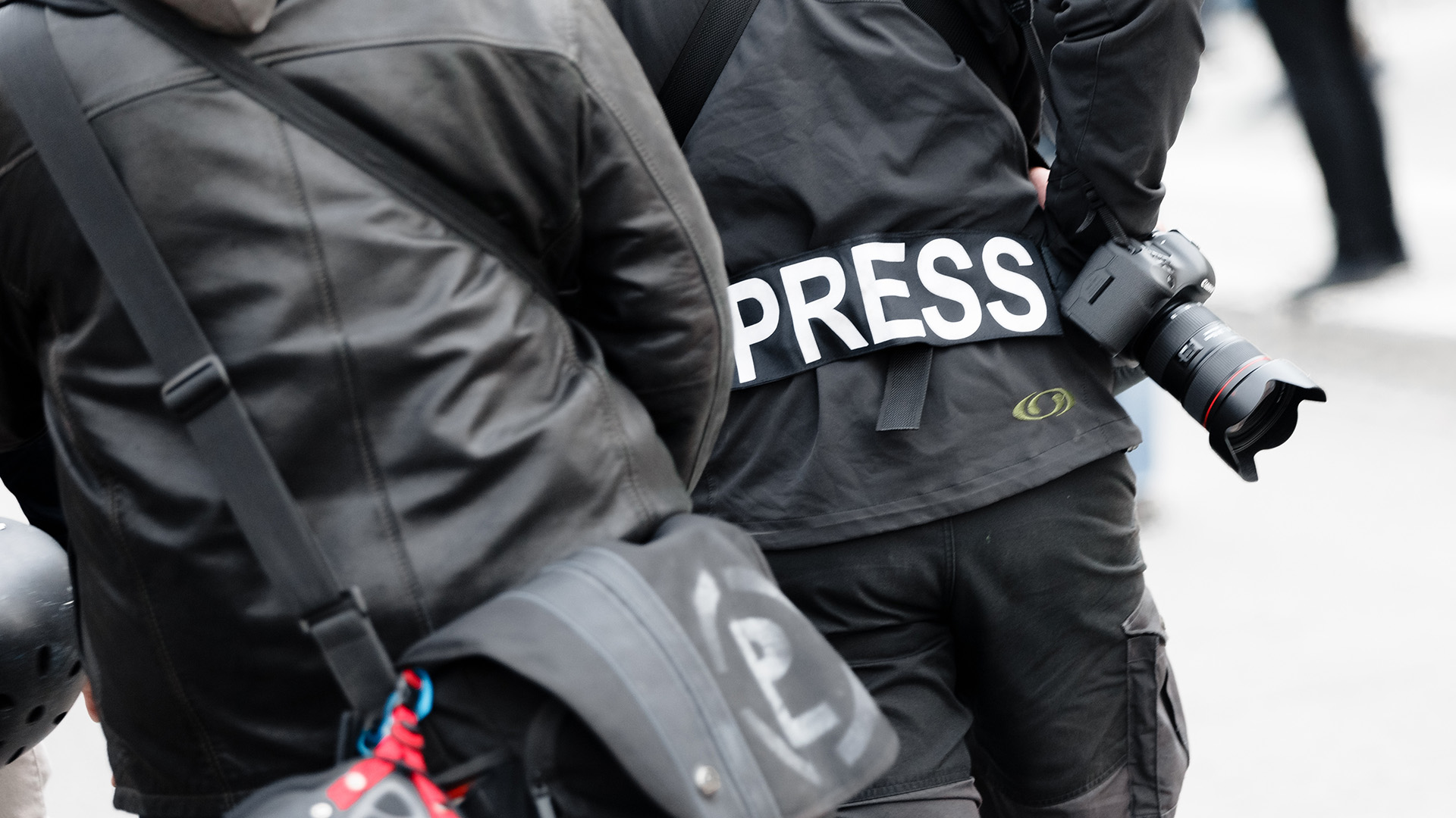 Ein Fotoreporter trägt auf einer Demonstration einen Aufnäher mit dem Text "PRESS". (Archivbild: 01.05.2017) | picture alliance/dpa
