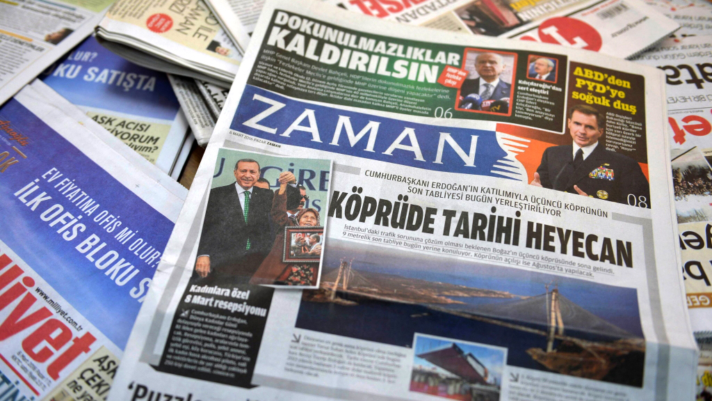 Ein Stapel türkischer Zeitungen - oben auf: "Zaman"