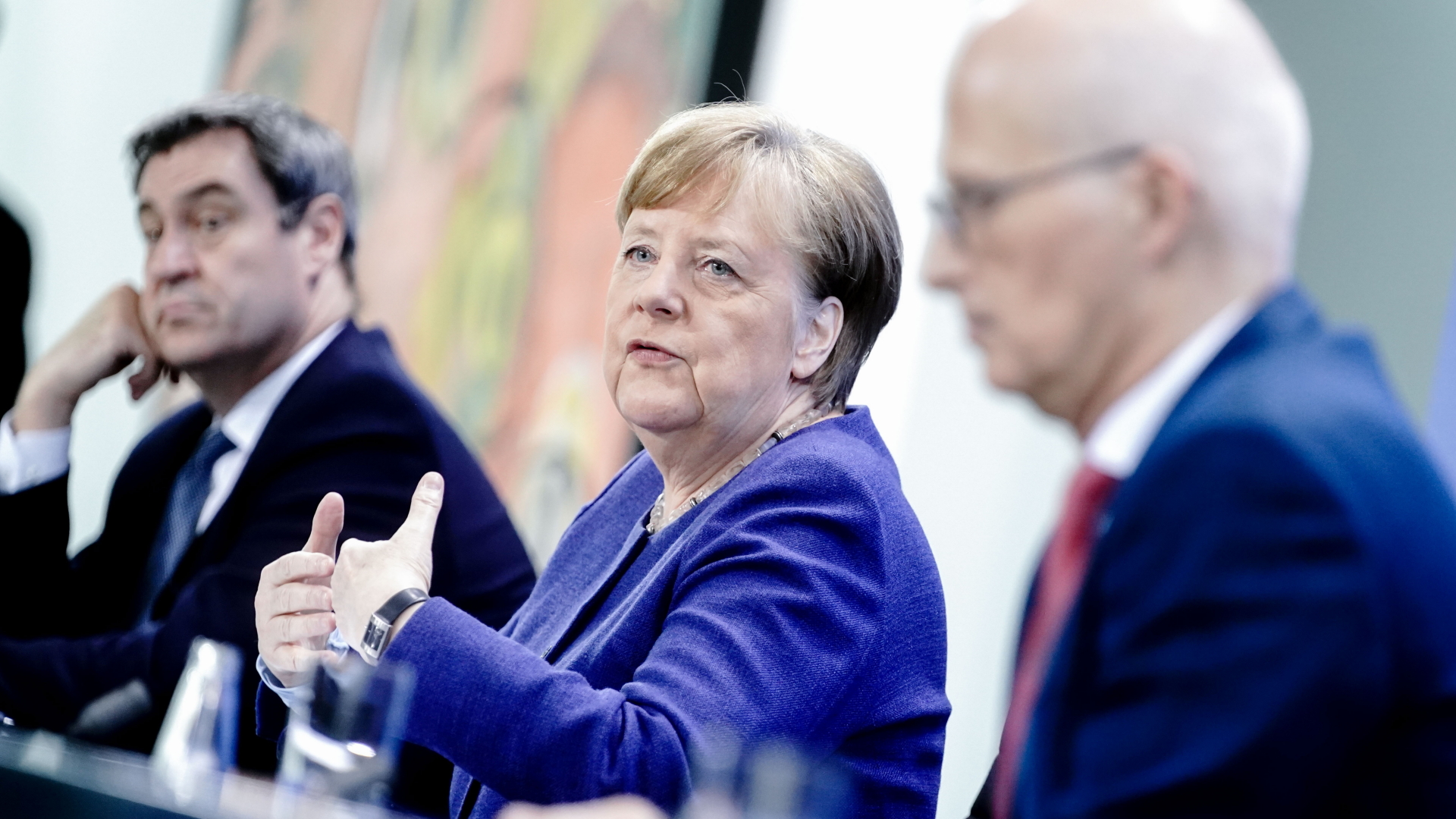 Bundeskanzlerin Angela Merkel präsentierte die Beschlüsse zusammen mit dem bayerischen Ministerpräsidenten Markus Söder (li.) und Peter Tschentscher, dem Ersten Bürgermeister von Hamburg. | dpa