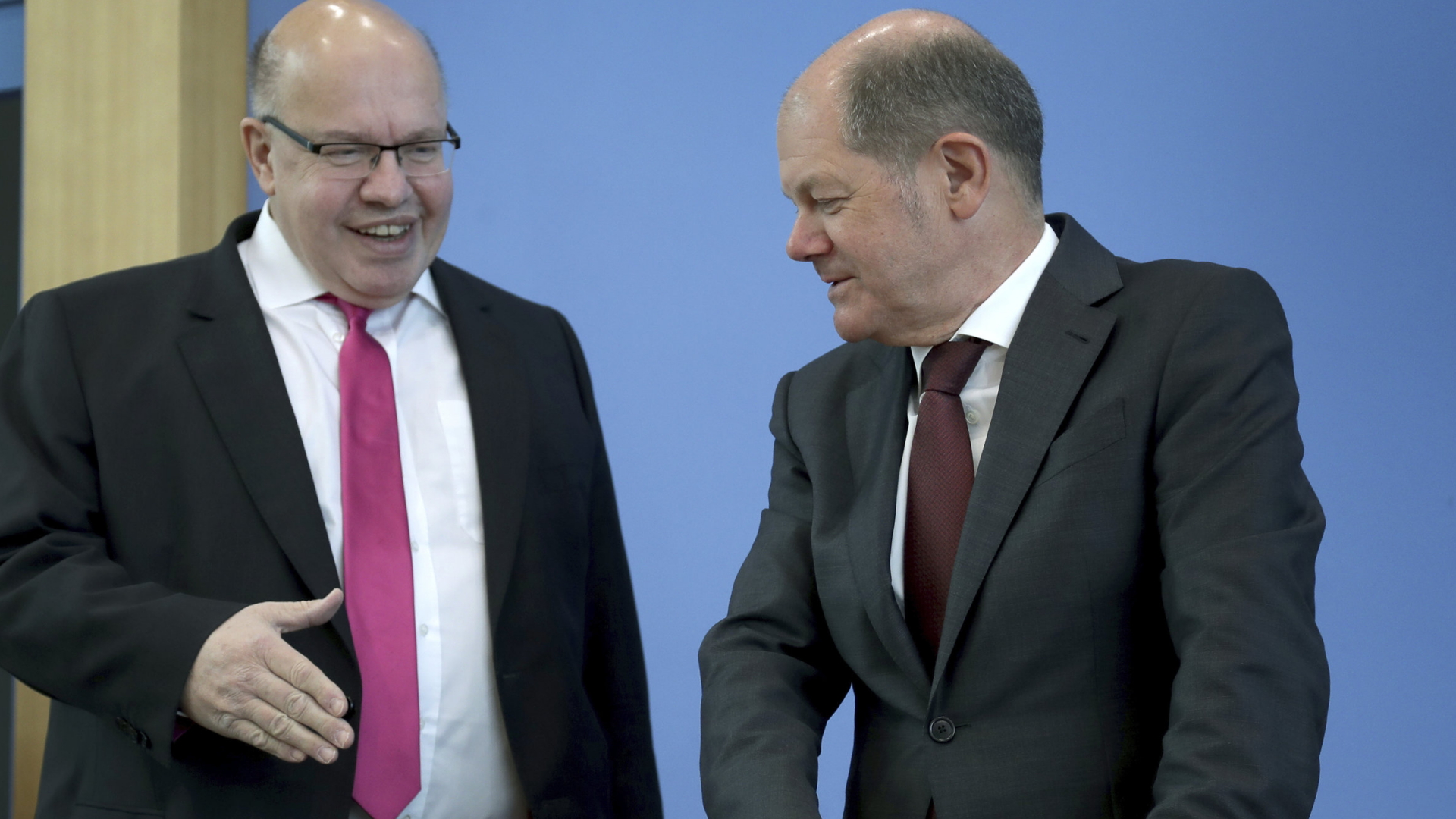 Minister Scholz und Altmaier | Bildquelle: AP