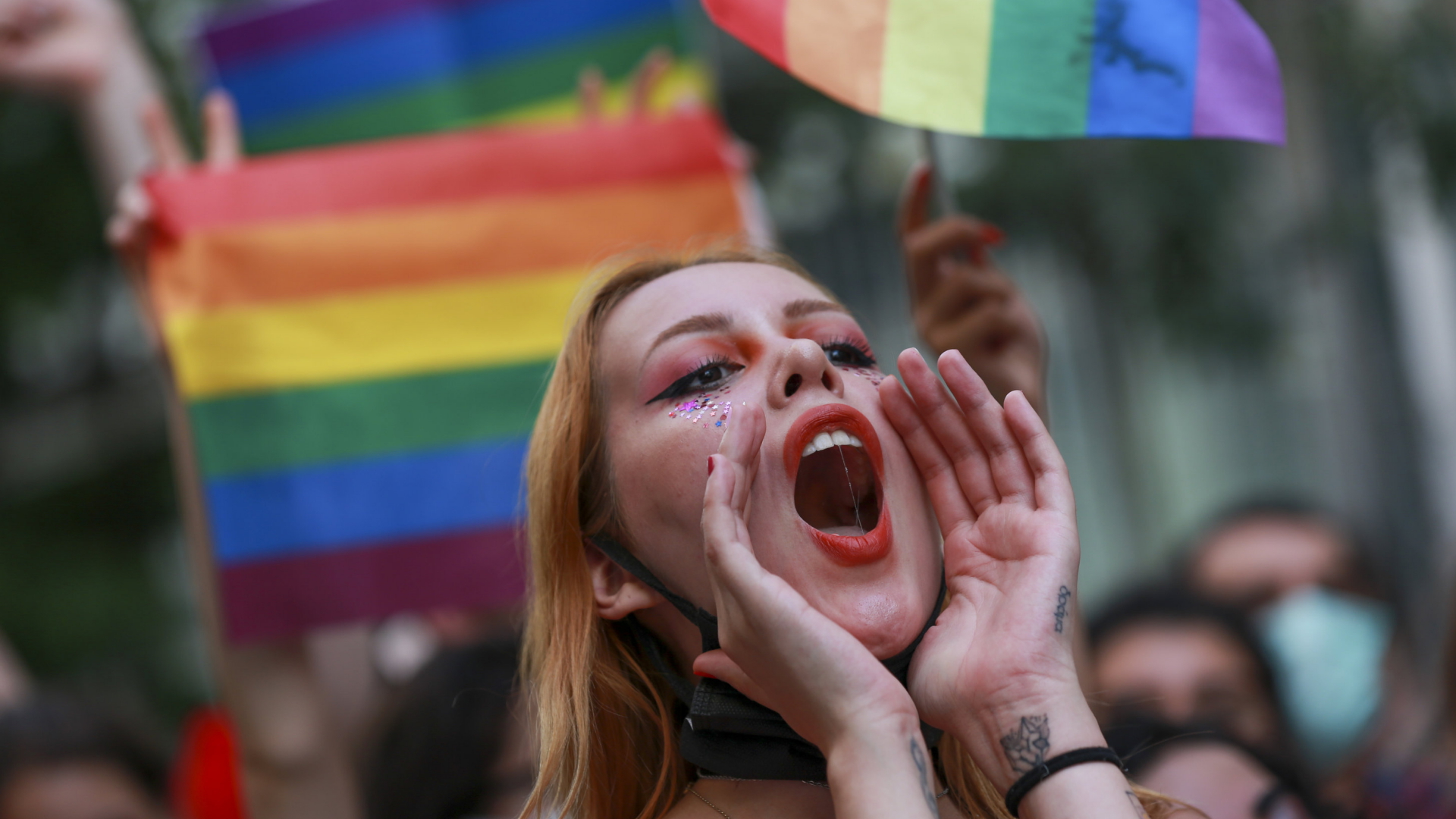 Eine Frau auf einer Pride-oarade in Ankara | AP