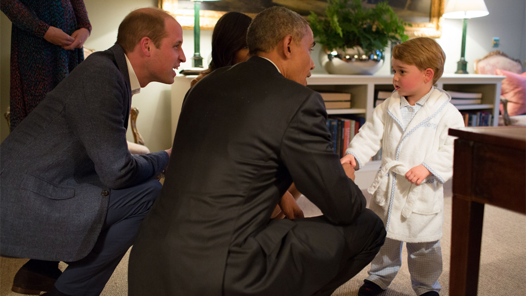 Prinz George reicht dem US-Präsidenten Barack Obama bei dessen Besuch im Kensington Palast artig die Hand.