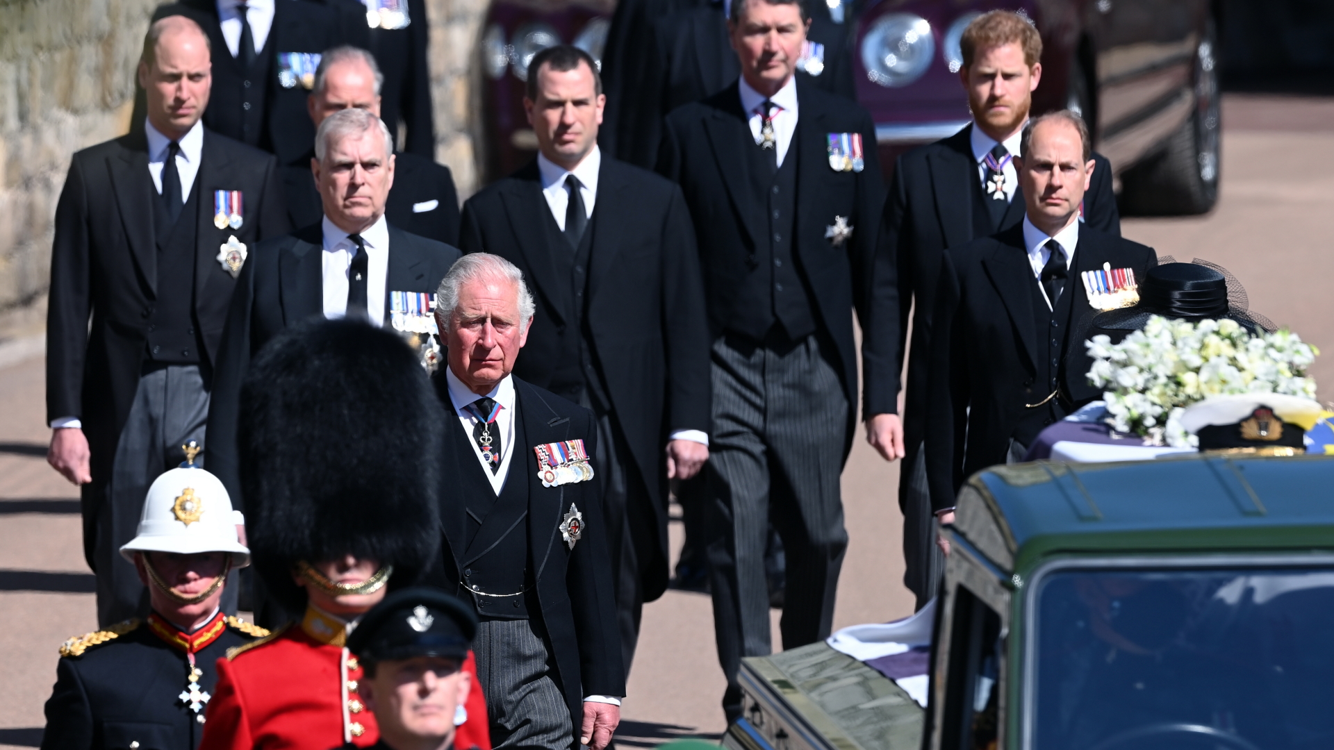 Charles, Prinz von Wales, geht hinter dem Sarg seines Vaters Prinz Philip, der mit seiner persönlichen Standarte bedeckt ist | dpa