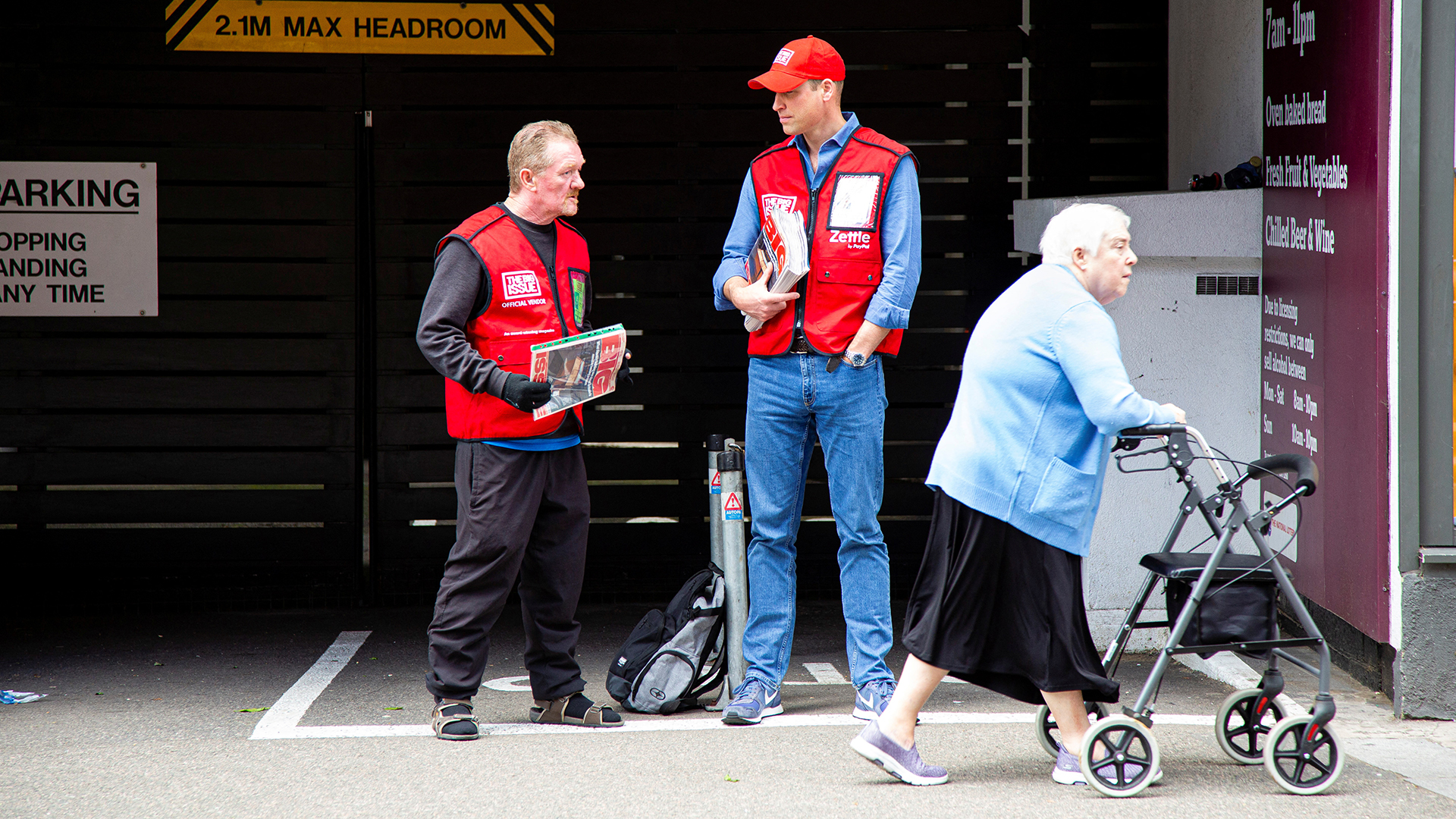 Prinz William verkauft die Obdachlosenzeitung "The Big Issue" auf einer Straße. | Andy Parsons/The Big Issue/Handout via REUTERS