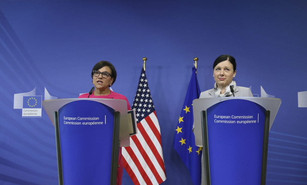 EU-Kommissarin  Vera Jourova und US-Staatssekretärin Penny Pritzker haben das Abkommen vorgestellt. 