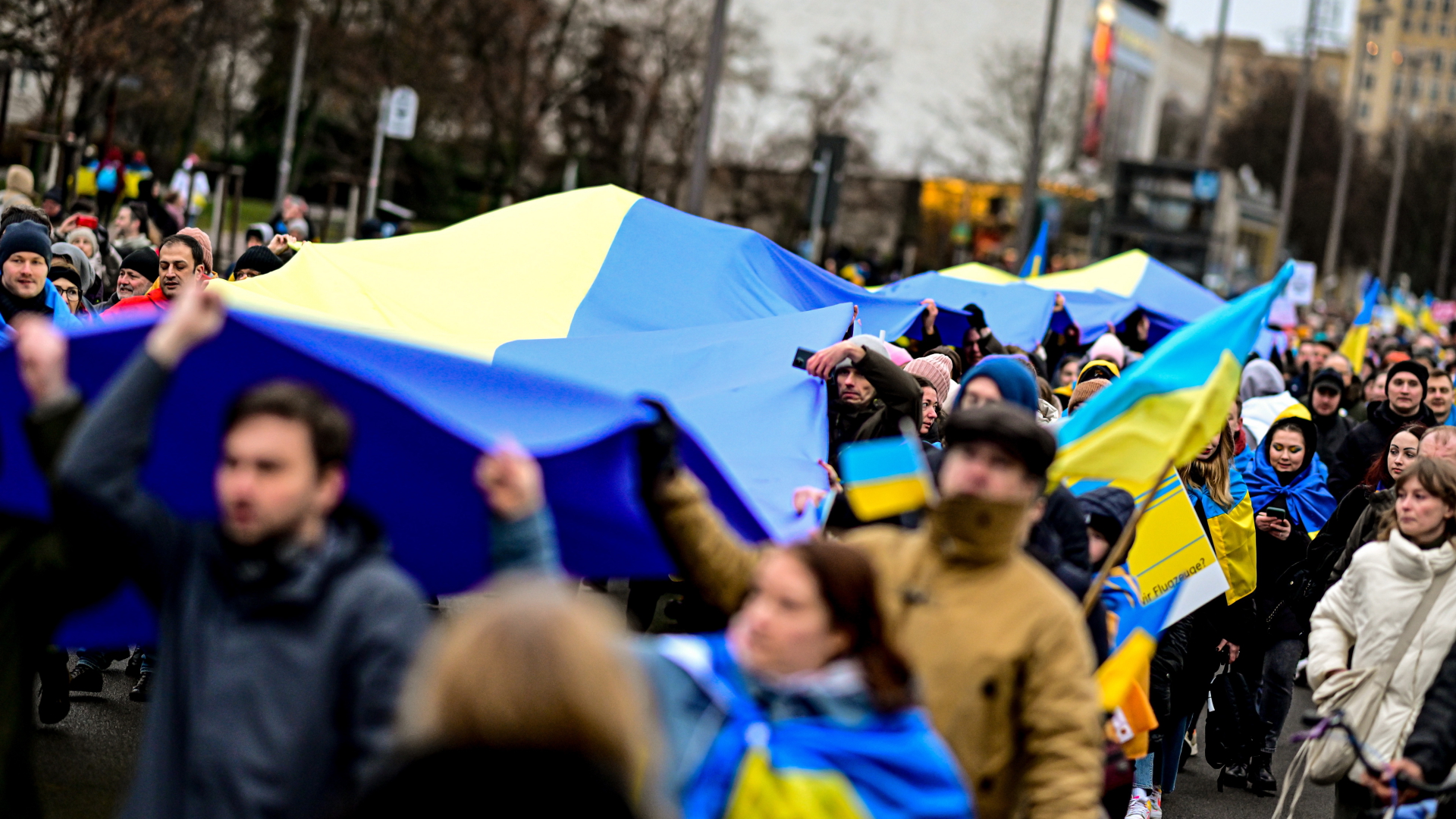 Teilnehmende einer pro-ukrainischen Demonstration am 24. Februar in Berlin. | dpa