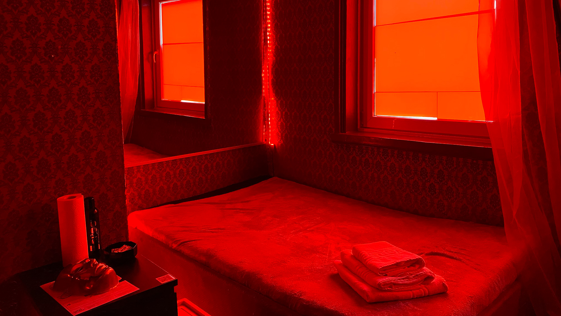 Rot ausgeleuchtetes Schlafzimmer | Angela Ulmrich