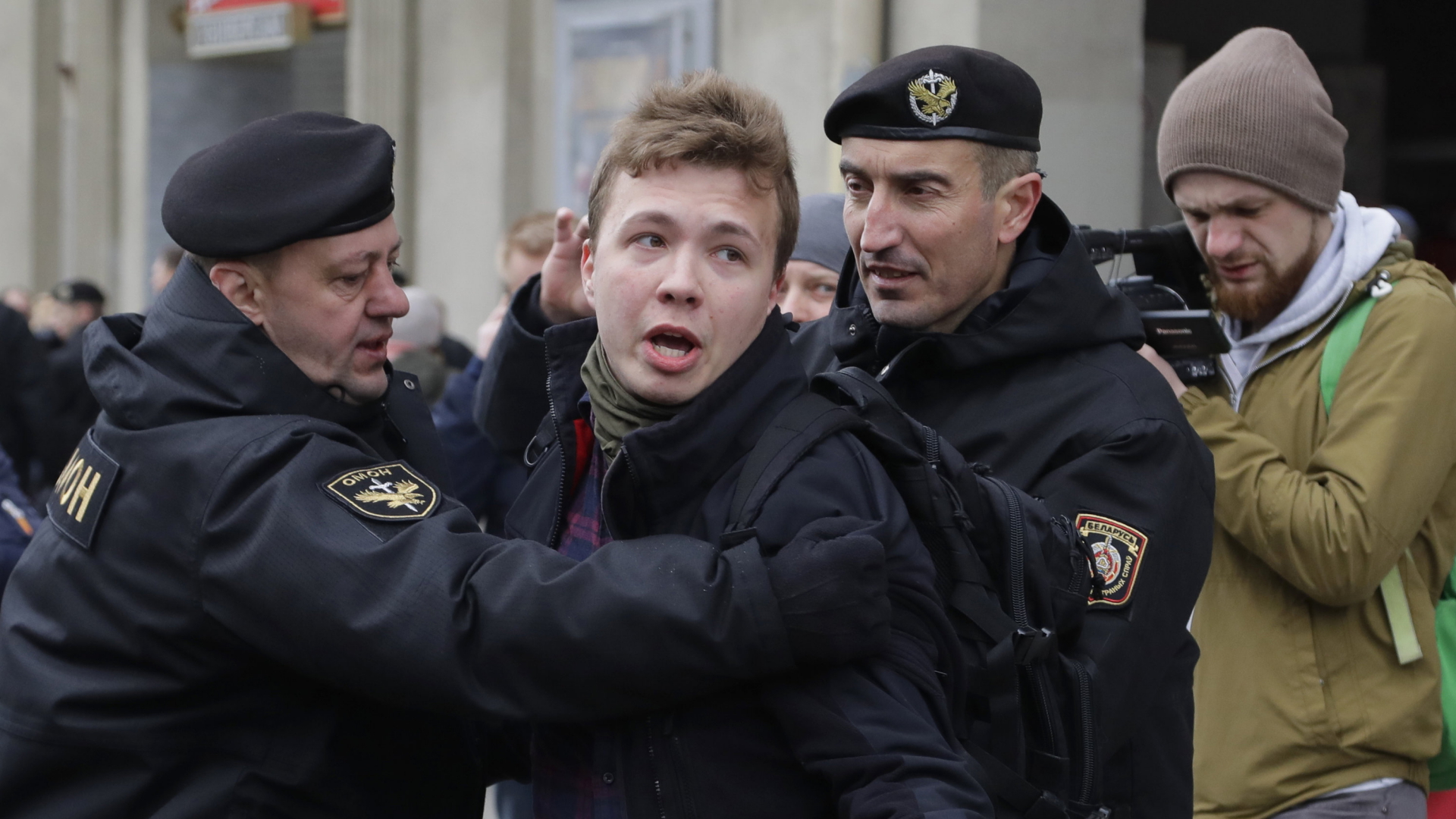 Der belarusische Regierungskritiker und Blogger Roman Protasewitsch wird festgenommen - eine Aufnahme vom 26.03.2017. | AP
