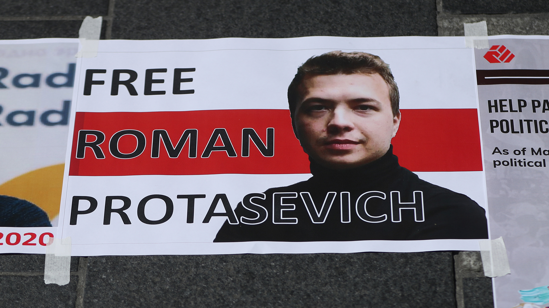 Ein Schild mit einem Porträt des verhafteten belarusischen Journalisten Protassewitsch und der Aufschrift "Free Roman Protasevich". | dpa