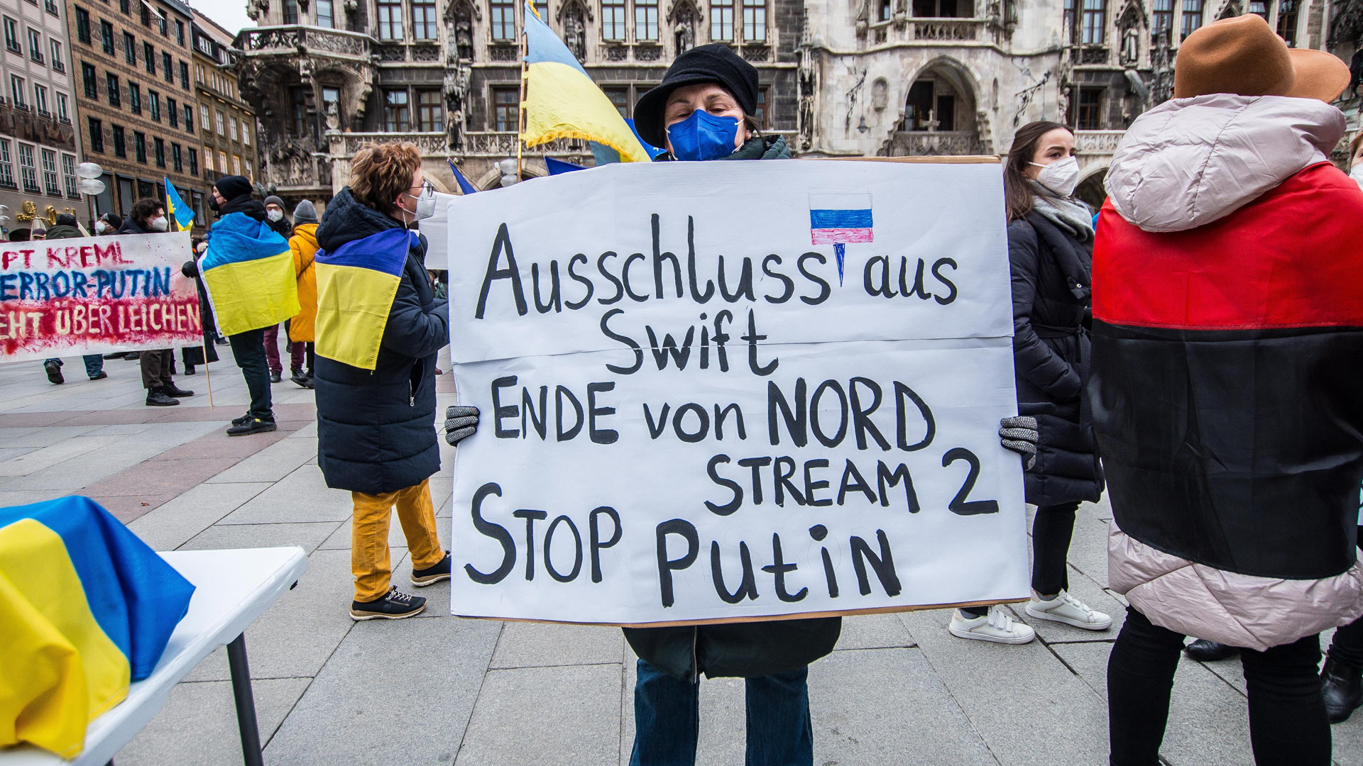 Demonstrantin in München fordert Sanktionen gegen Russland | picture alliance / ZUMAPRESS.com