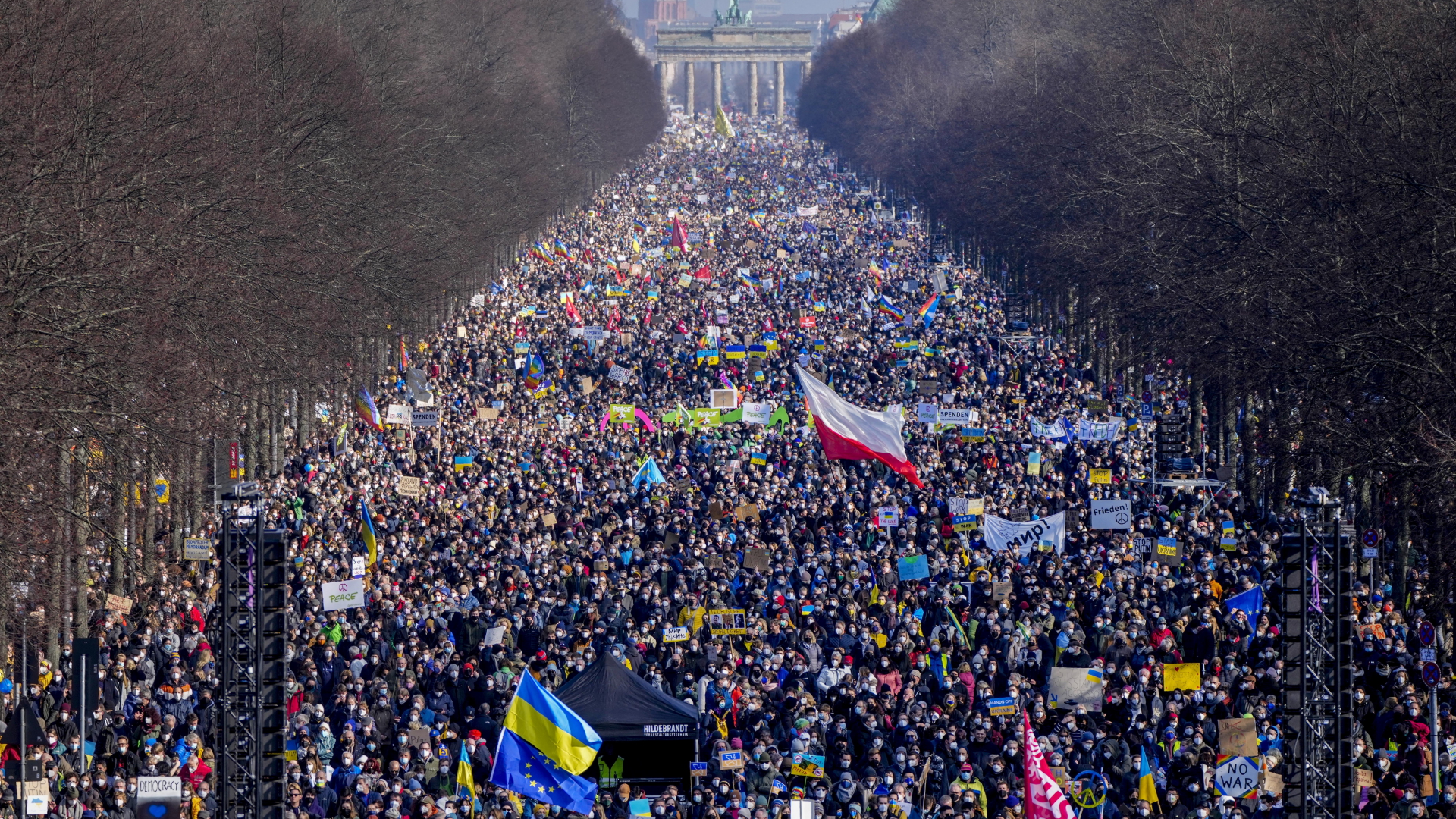 Demonstranten protestieren am 27.2. in der Nähe des Brandenburger Tors gegen die russische Invasion in die Ukraine | dpa
