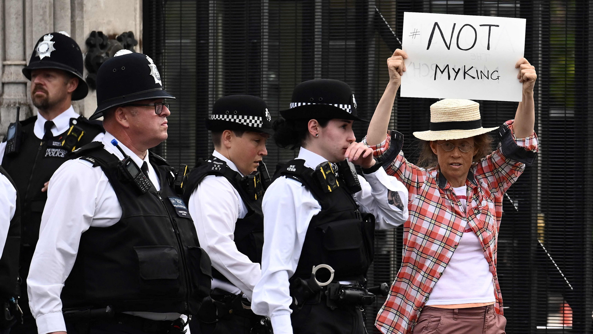 Eine Gegnerin der Monarchie hält ein Plakat, auf dem "Not my King" steht | AFP
