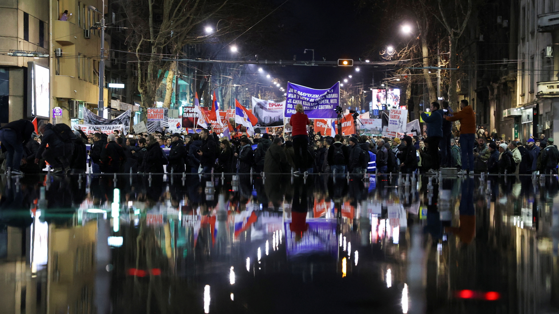 Demonstranten protestieren in Belgrad gegen den EU-Friedensplan für Serbien und den Kosovo. | REUTERS