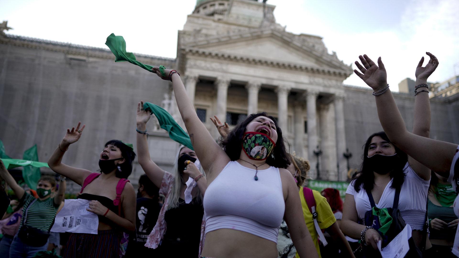 Frauen mit grünen Tüchern demonstrieren in Argentinien für legale Abtreibungen | dpa