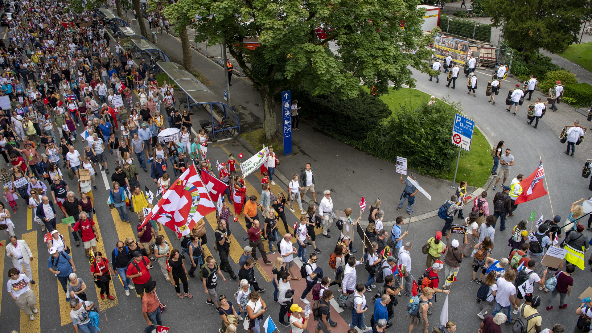 In Luzern versammeln sich Demonstranten zu einer Kundgebung des sogenannten "Aktionsbündnis der Urkantone" gegen die Corona-Maßnahmen des Bundes.  | dpa