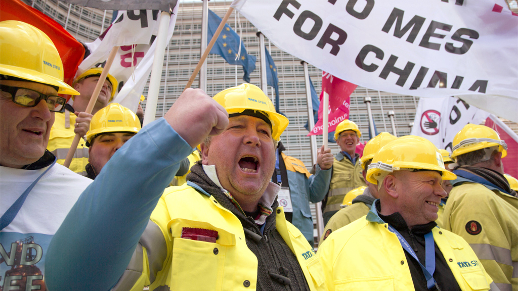 Tausende Stahlarbeiter demonstrieren in Brüssel gegen chinesische Billigkonkurrenz.