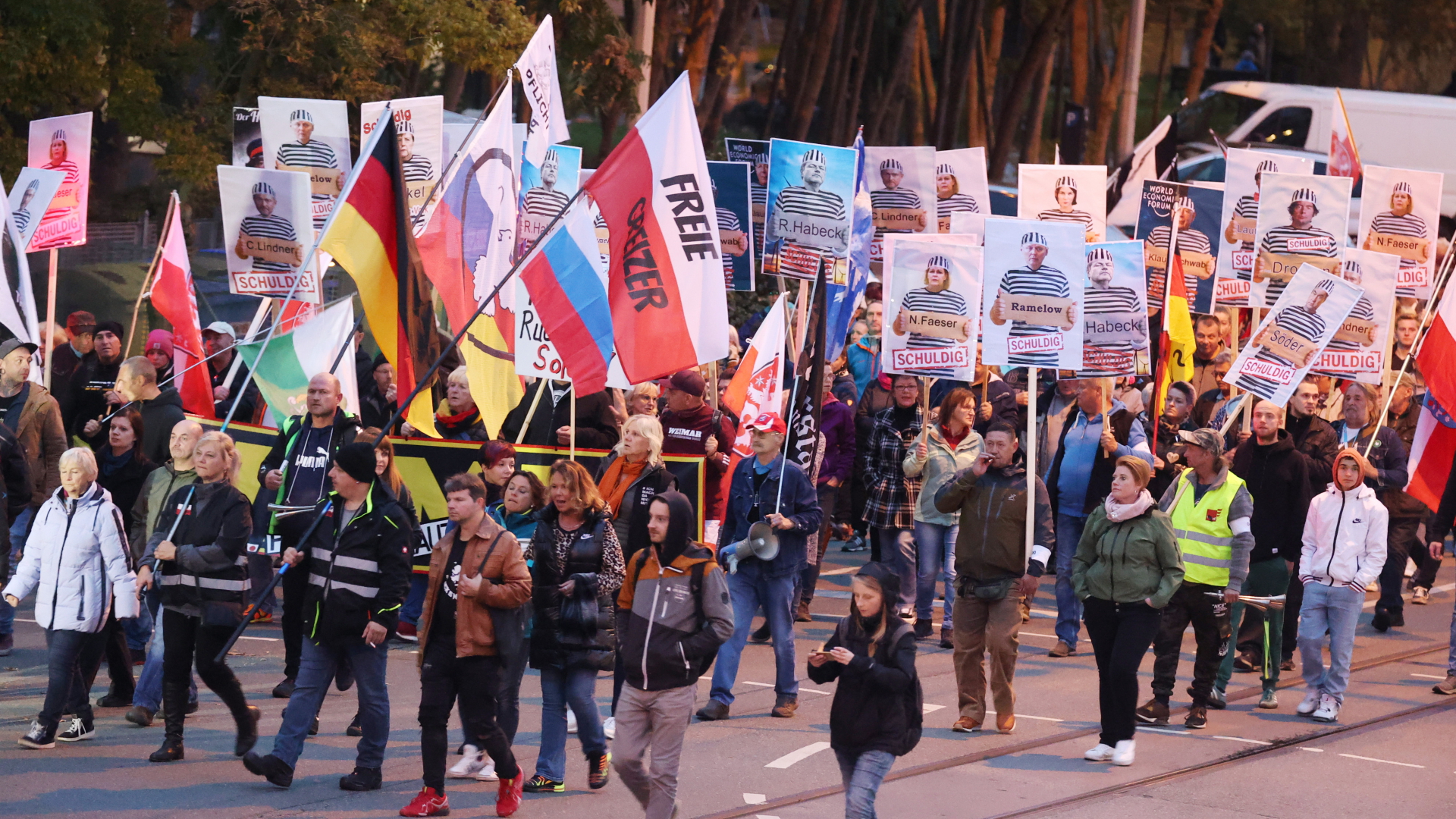 Demonstranten in Gera unter anderem mit Deutschland- und Russlandfahnen sowie Schmähplakaten gegen Spitzenpolitiker | dpa