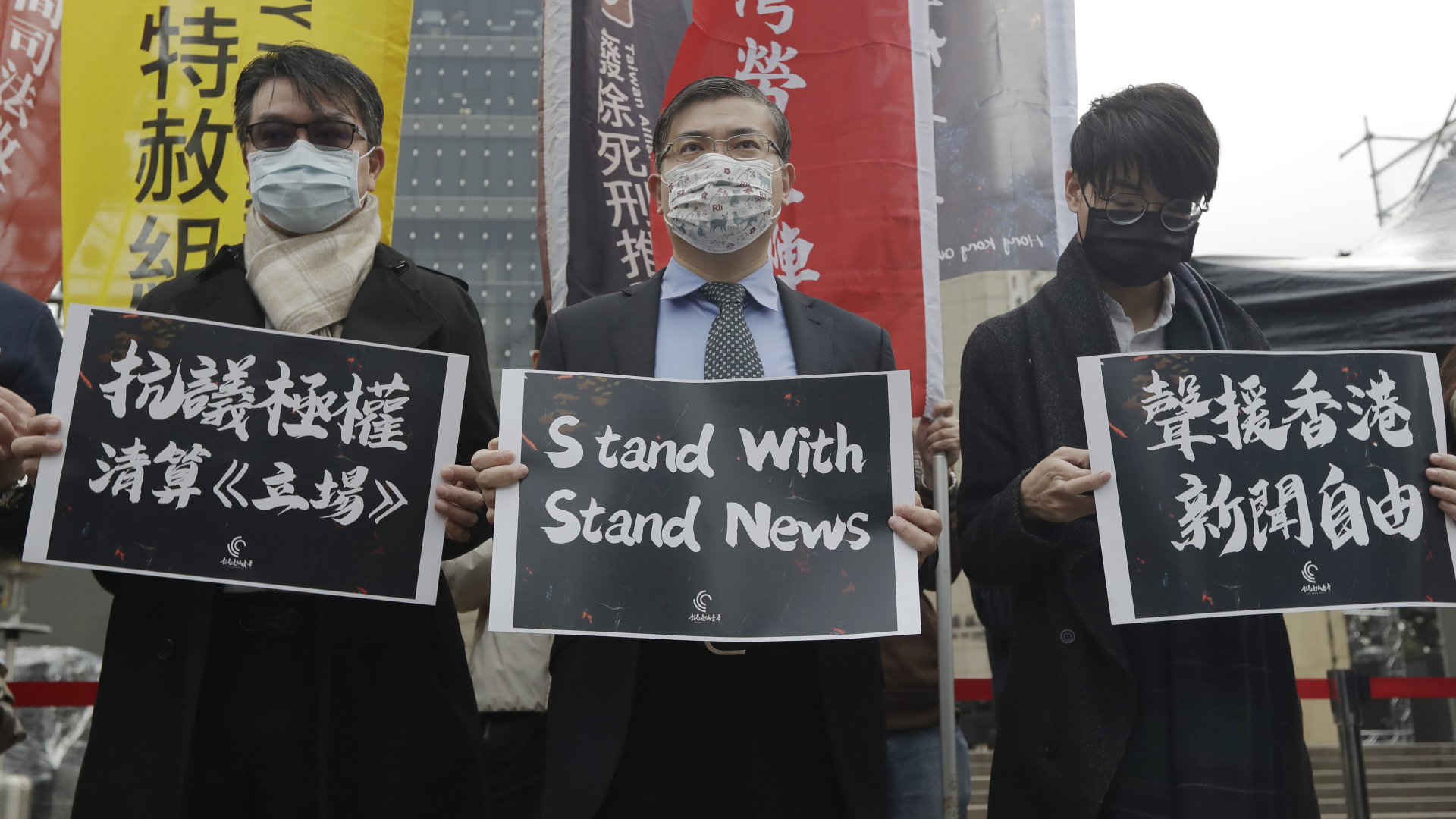 Demonstranten aus Hongkong und Unterstützer aus Taiwan protestieren für die Nachrichtenseite "Stand News" (Aufnahme vom 14. Dezember 2022). | dpa
