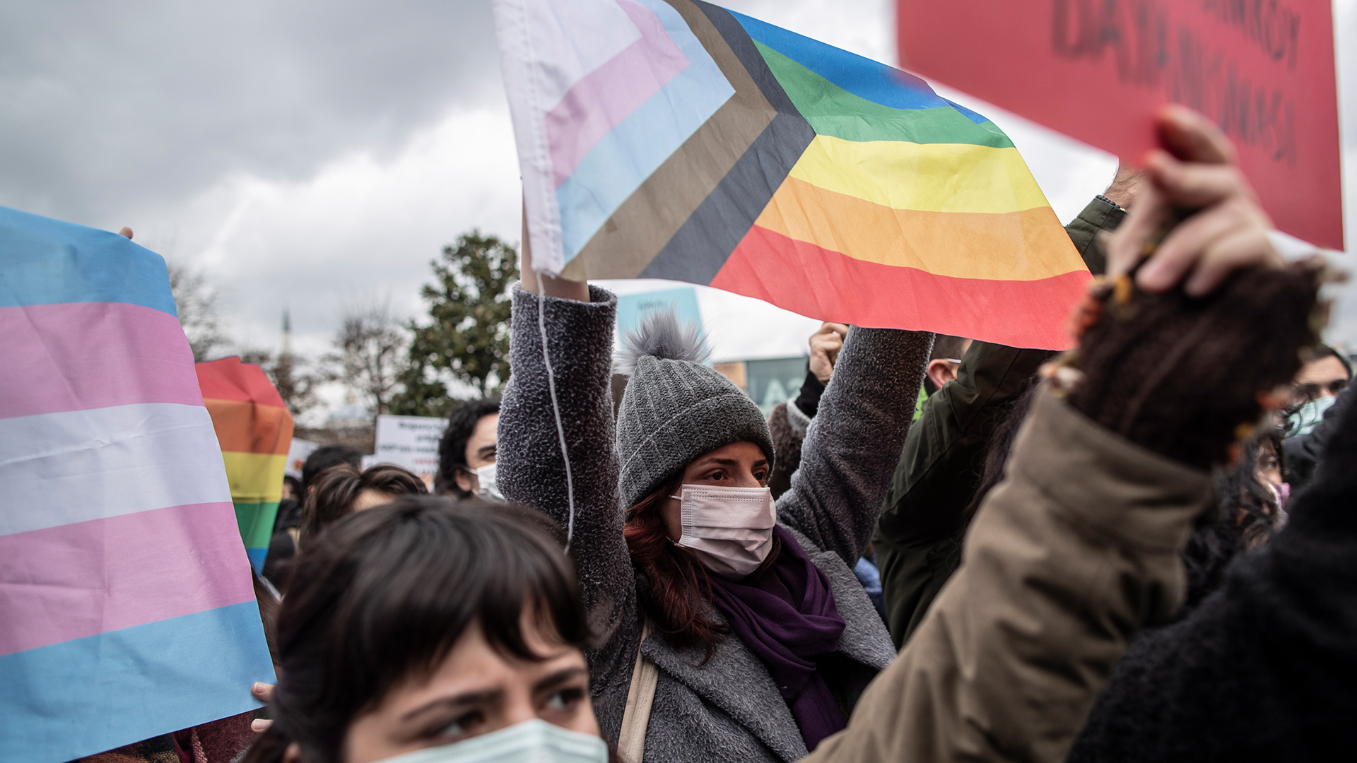 Eine Gruppe protestiert in Istanbul - mit Atemmasken und Regenbogen-Flaggen. | EPA