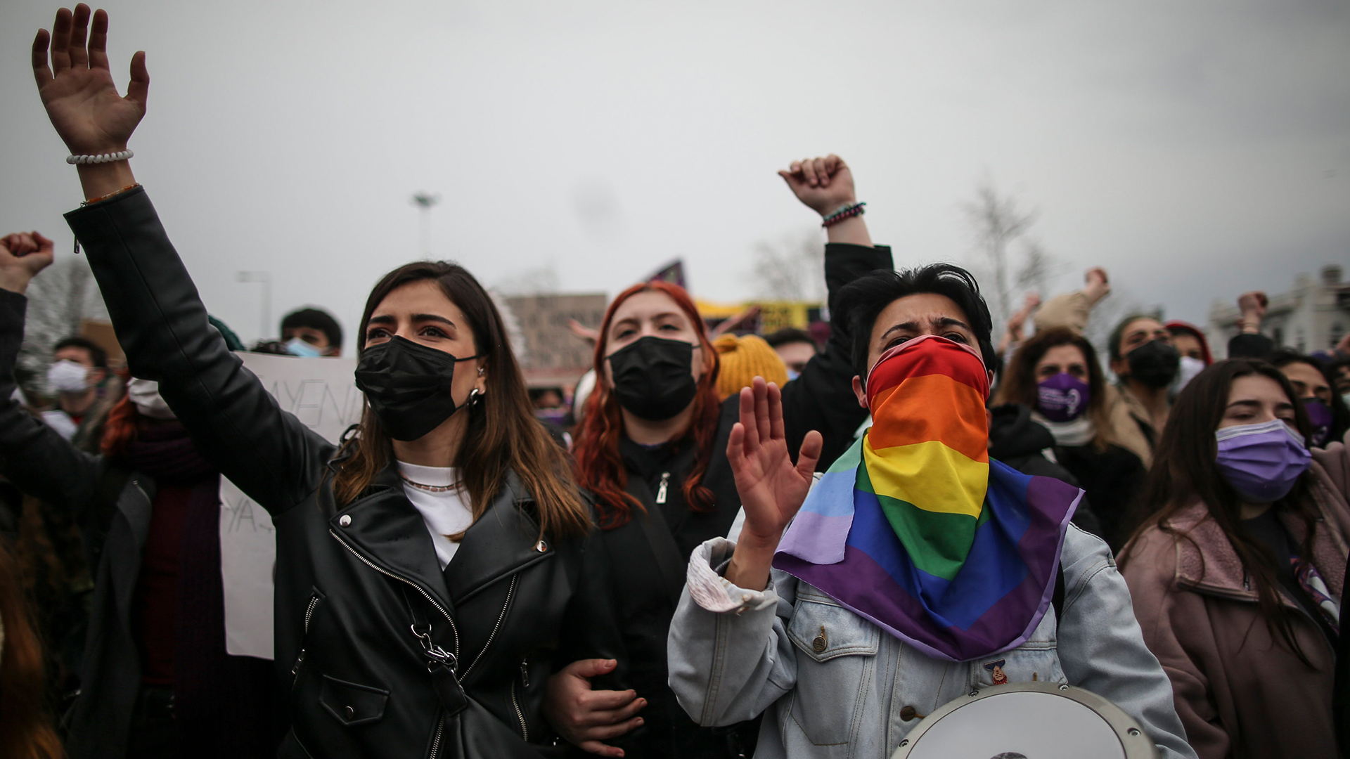 Eine Gruppe protestiert in Istanbul - mit Atemmasken und einer Regenbogen-Flagge vor dem Gesicht. | AP