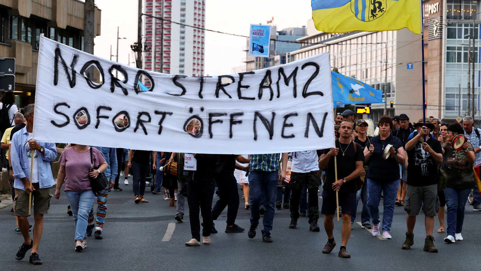 Teilnehmer eine rechten Demo in Leipzig fordern: "Nordstream 2 sofort öffnen" | REUTERS