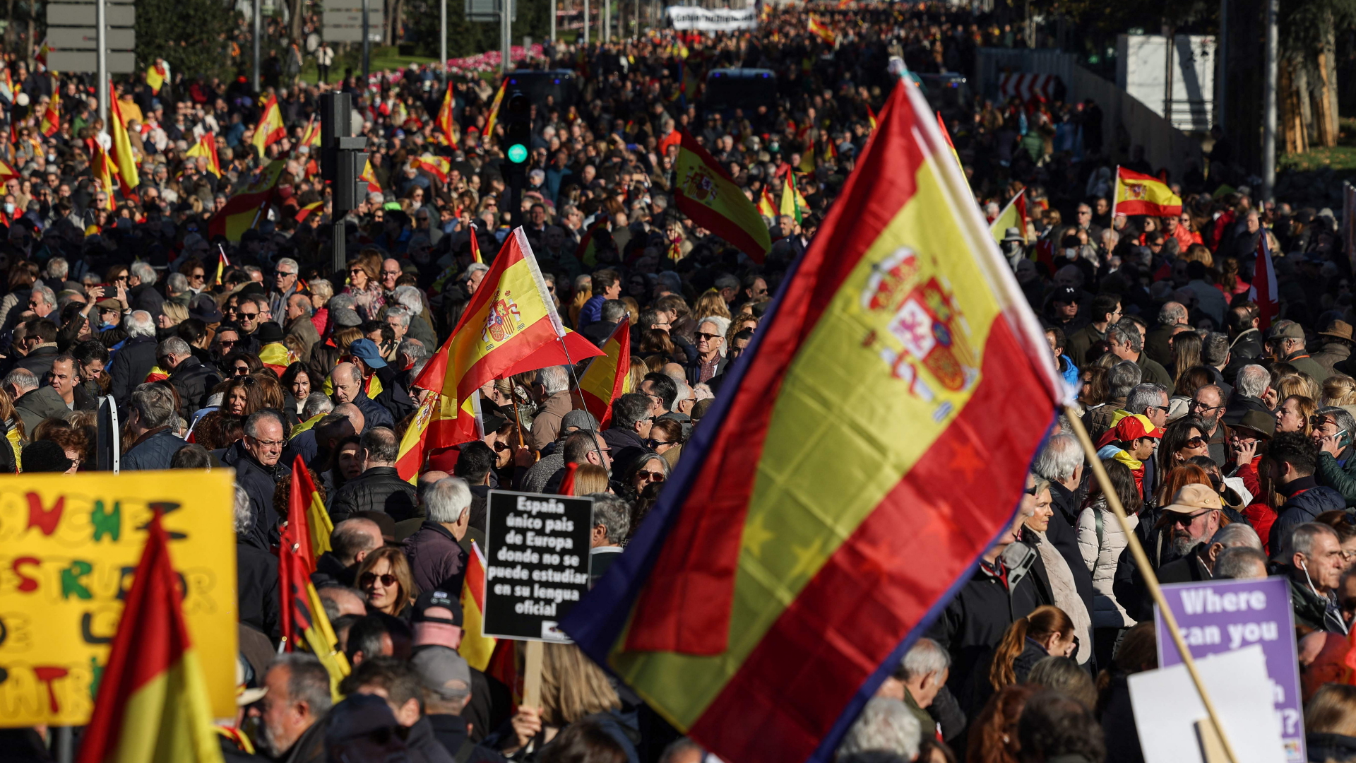 Tausende Menschen demonstrieren in Madrid mit Spanien-Flaggen gegen die Regierung von Ministerpräsident Sánchez | AFP
