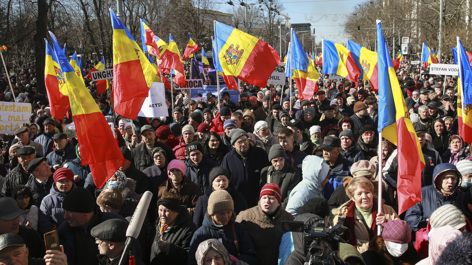 Menschen schwenken moldauische Fahnen während eines Protests. | dpa