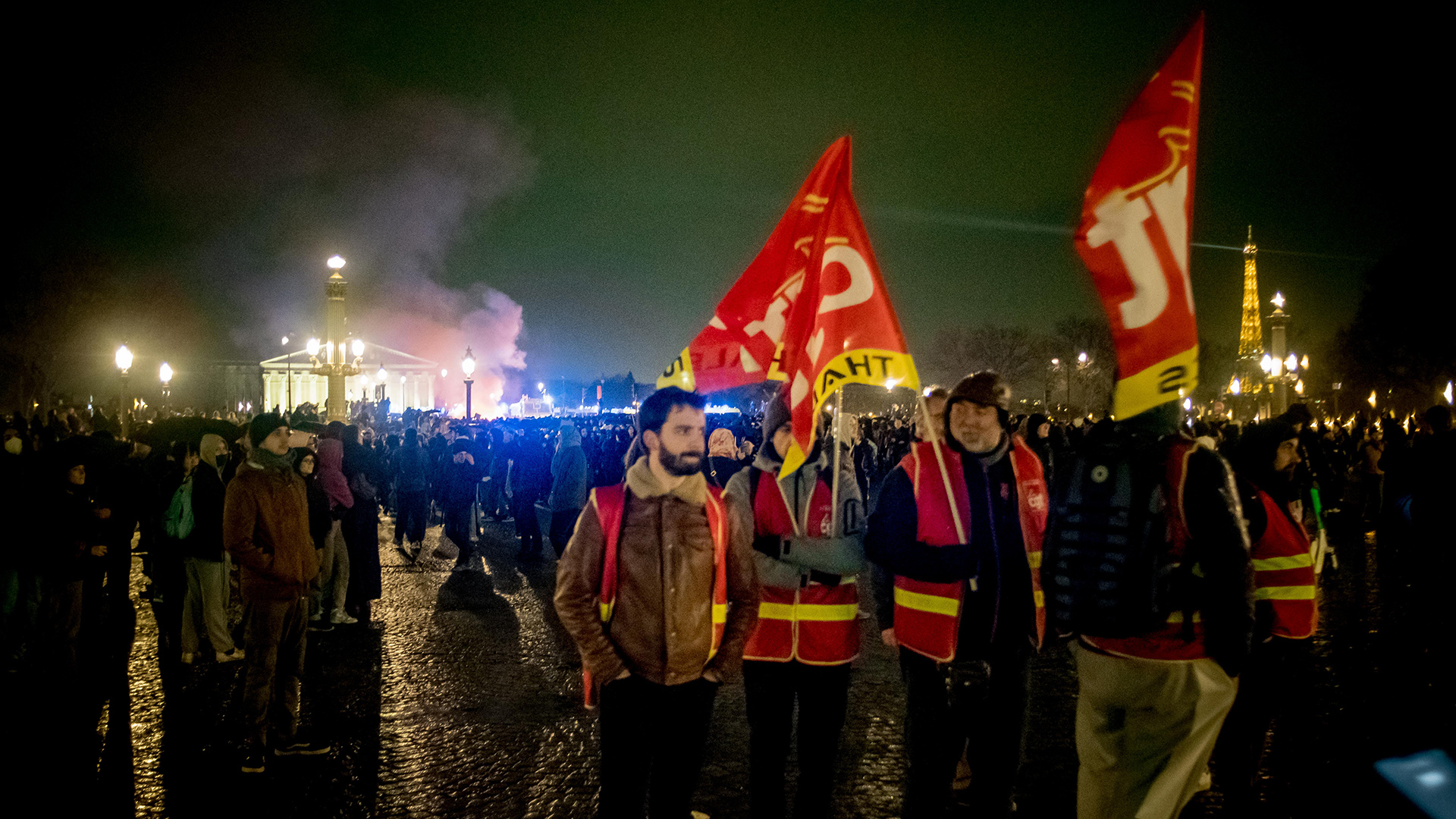 Demonstranten laufen während einer Demonstration über den Place de la Concorde in Paris. | dpa