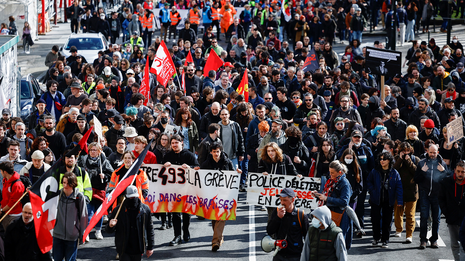 Menschen nehmen an einer Demonstration in Nantes teil. | REUTERS