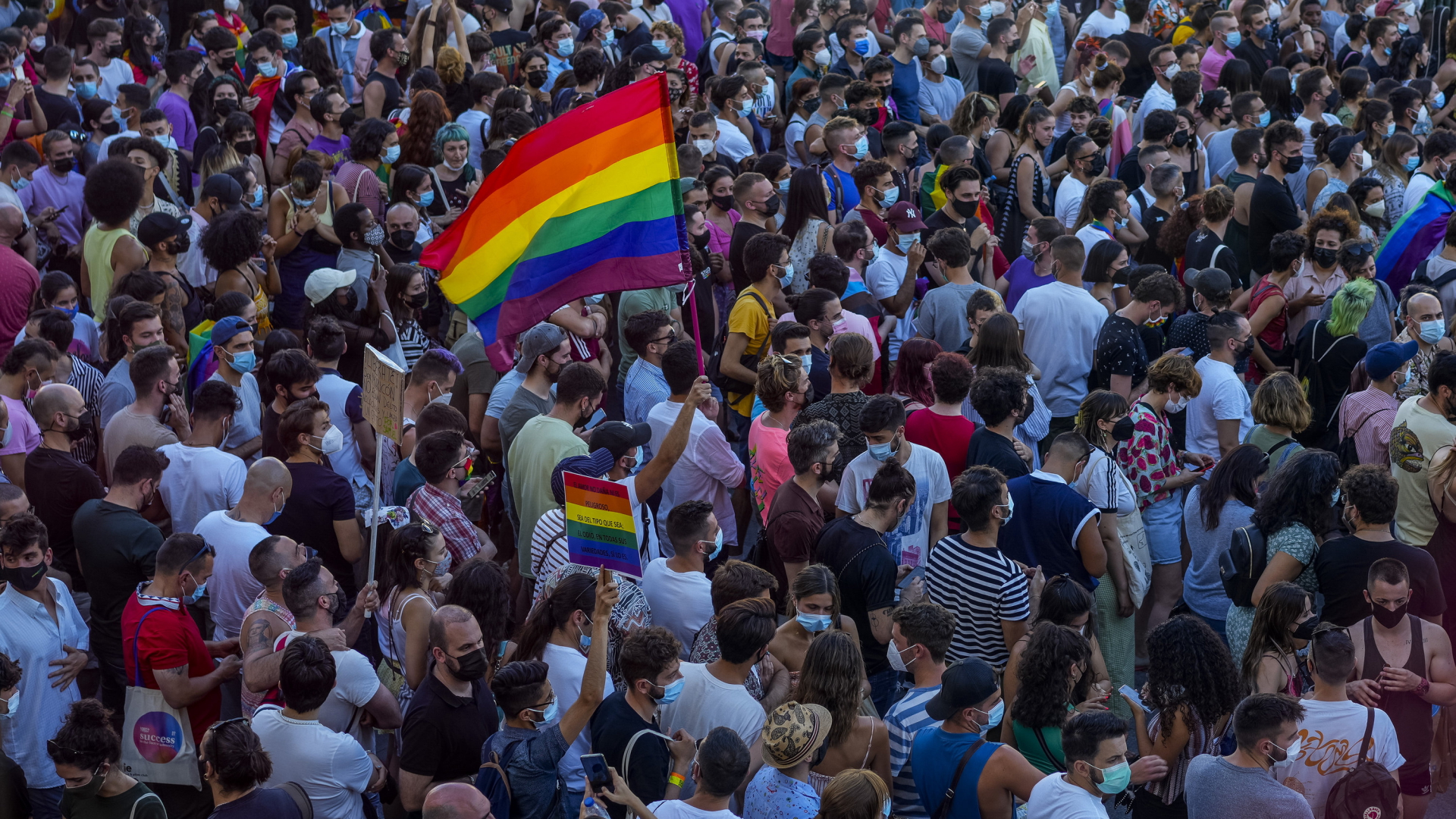 Menschen in Madrid protestieren gegen Homophobie. | AP