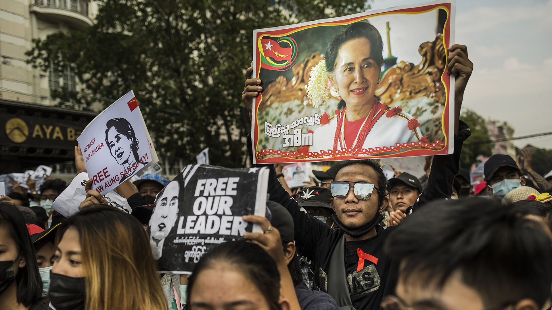 Unterstützer von Aung San Suu Kyi gehen mit Plakaten auf die Straße (Archivbild von Februar 2021). | picture alliance / newscom