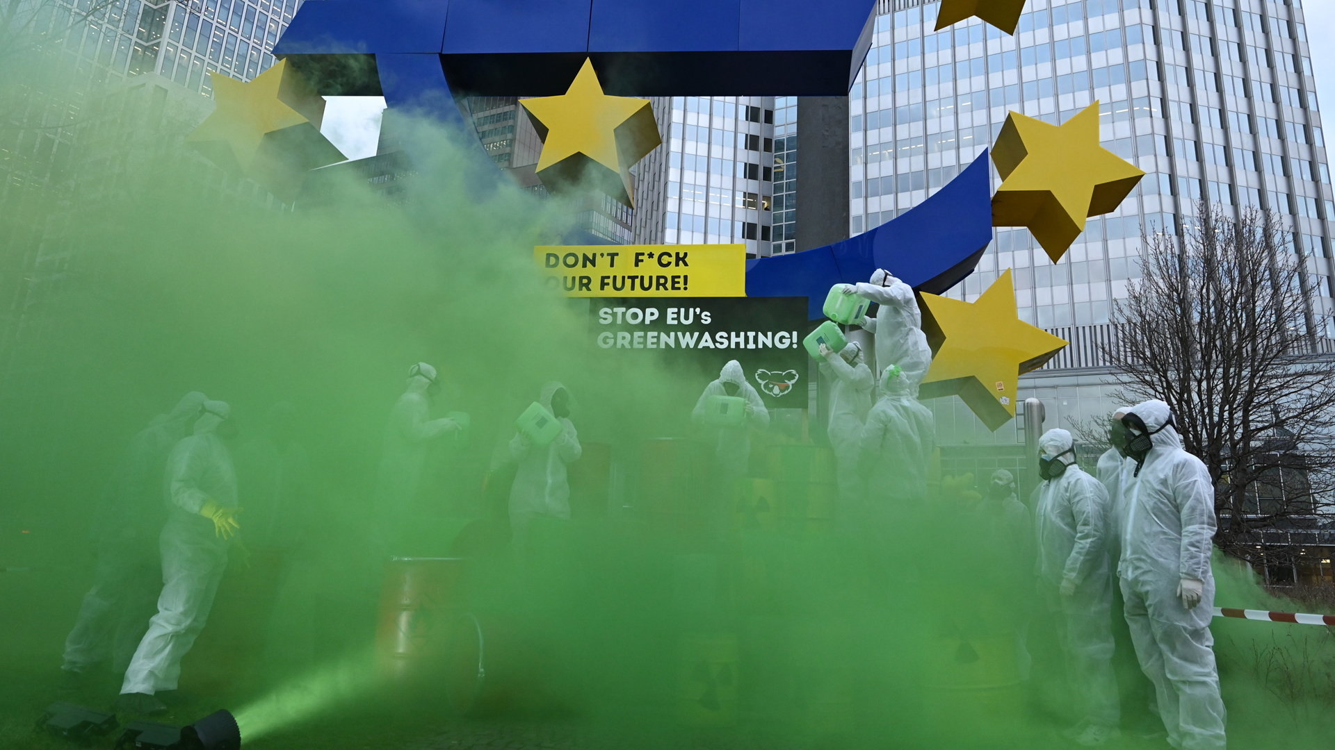 Aktivisten protestieren in Frankfurt am Main gegen die EU-Taxonomieeinstufung. | picture alliance/dpa