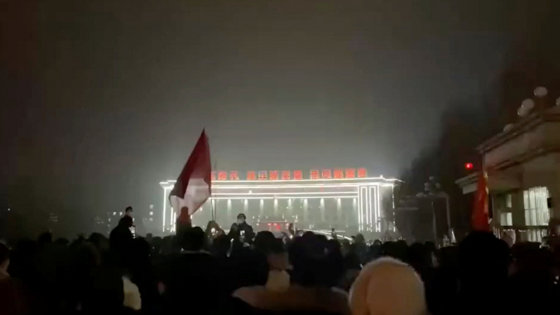 Menschen in Urumqi protestieren gegen die Corona-Maßnahmen. | Video Obtained via REUTERS
