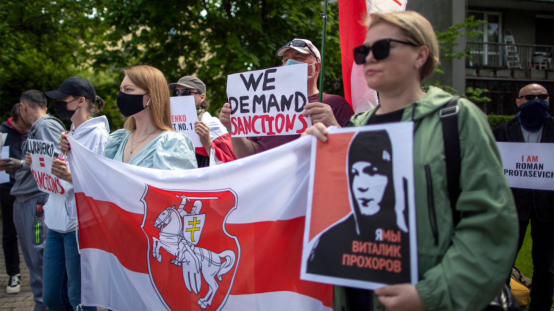 Demonstranten vor der US Botschaft in Vilnius. | AP