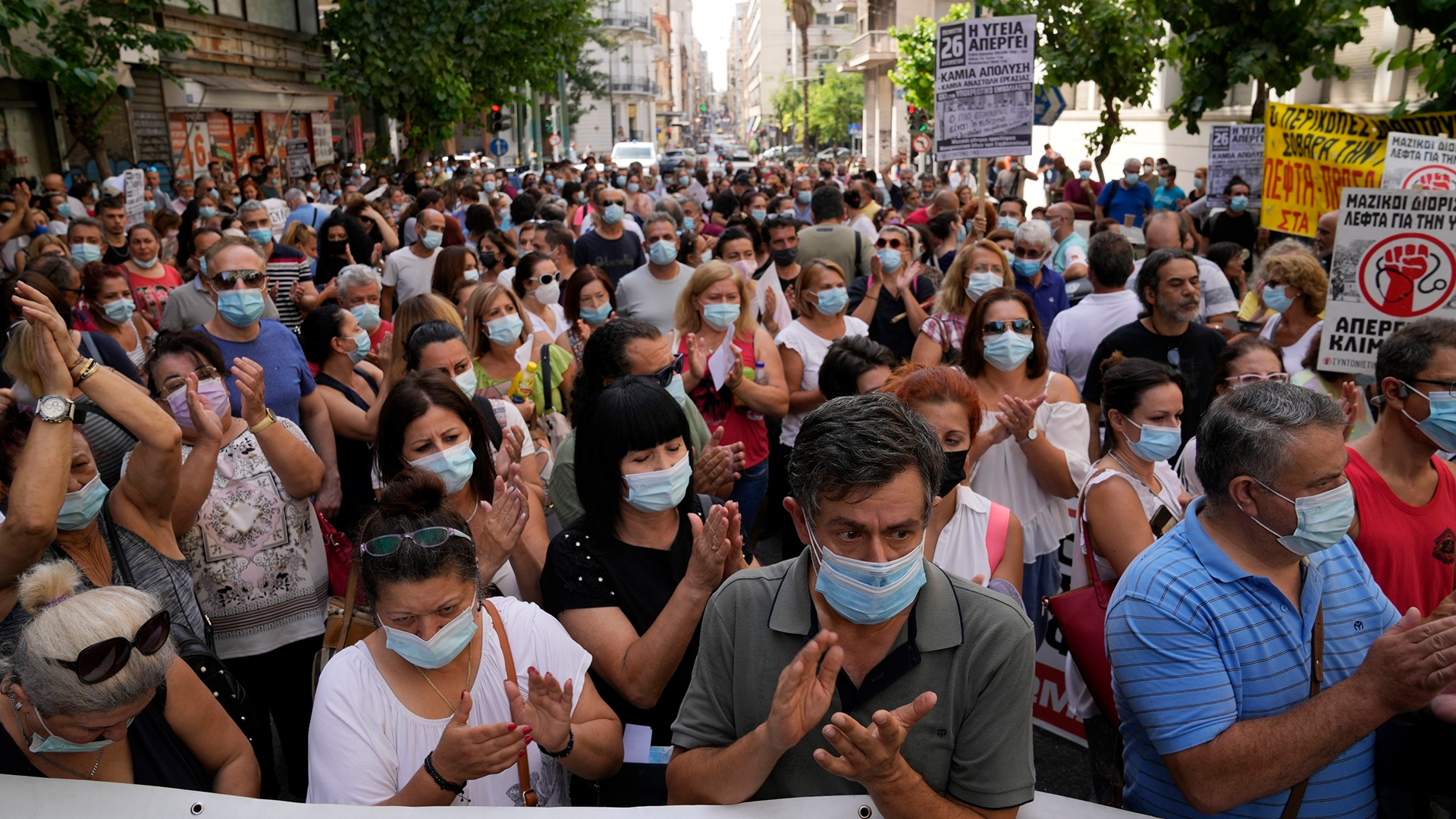Beschäftigte des Gesundheitswesens nehmen an einer Kundgebung in Athen teil. | AP