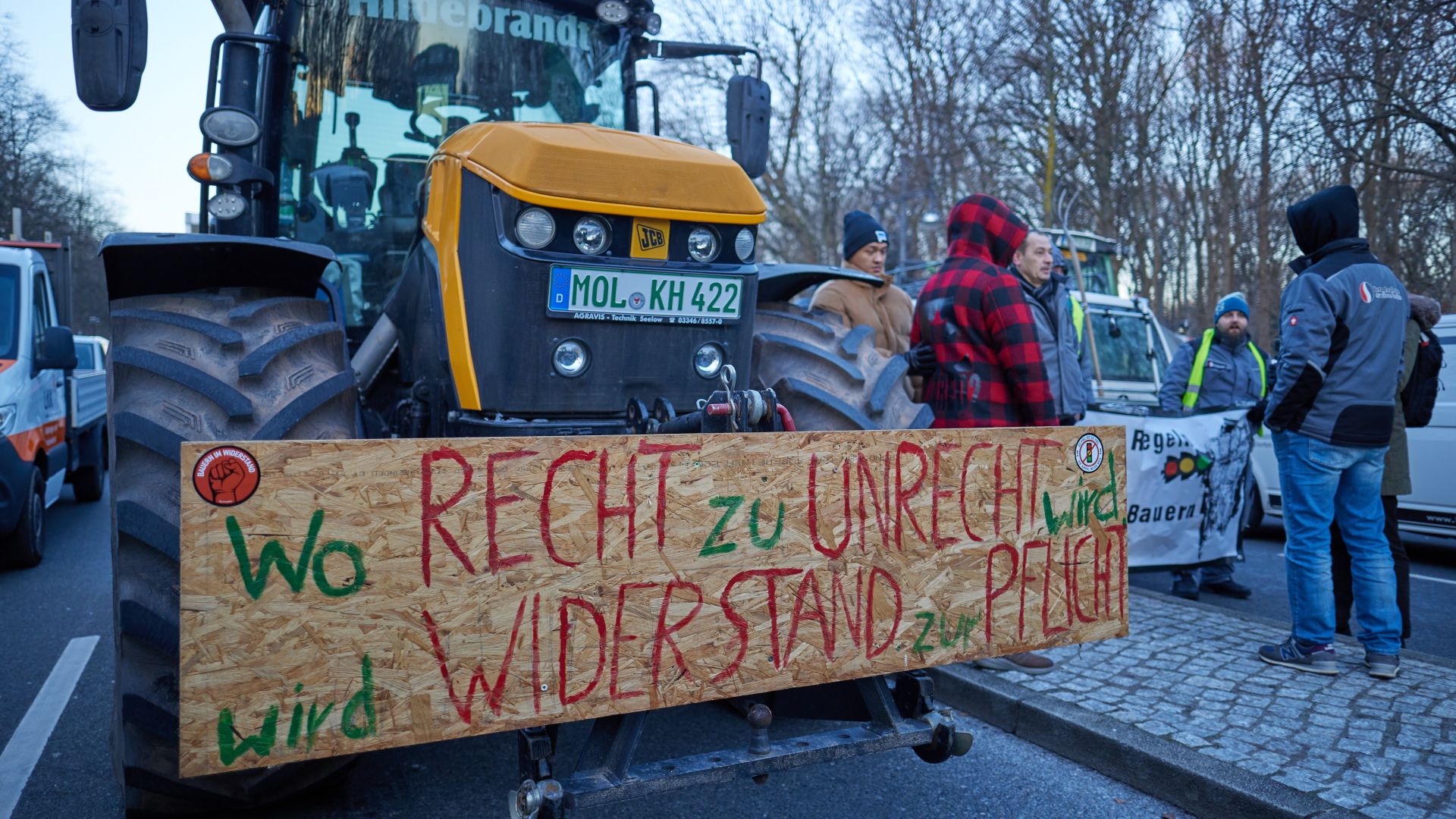 Ein Schild mit der Aufschrift ·Wo Recht zu Unrecht wird, wird Widerstand zur Pflicht· ist vor dem Brandenburger Tor zu sehen