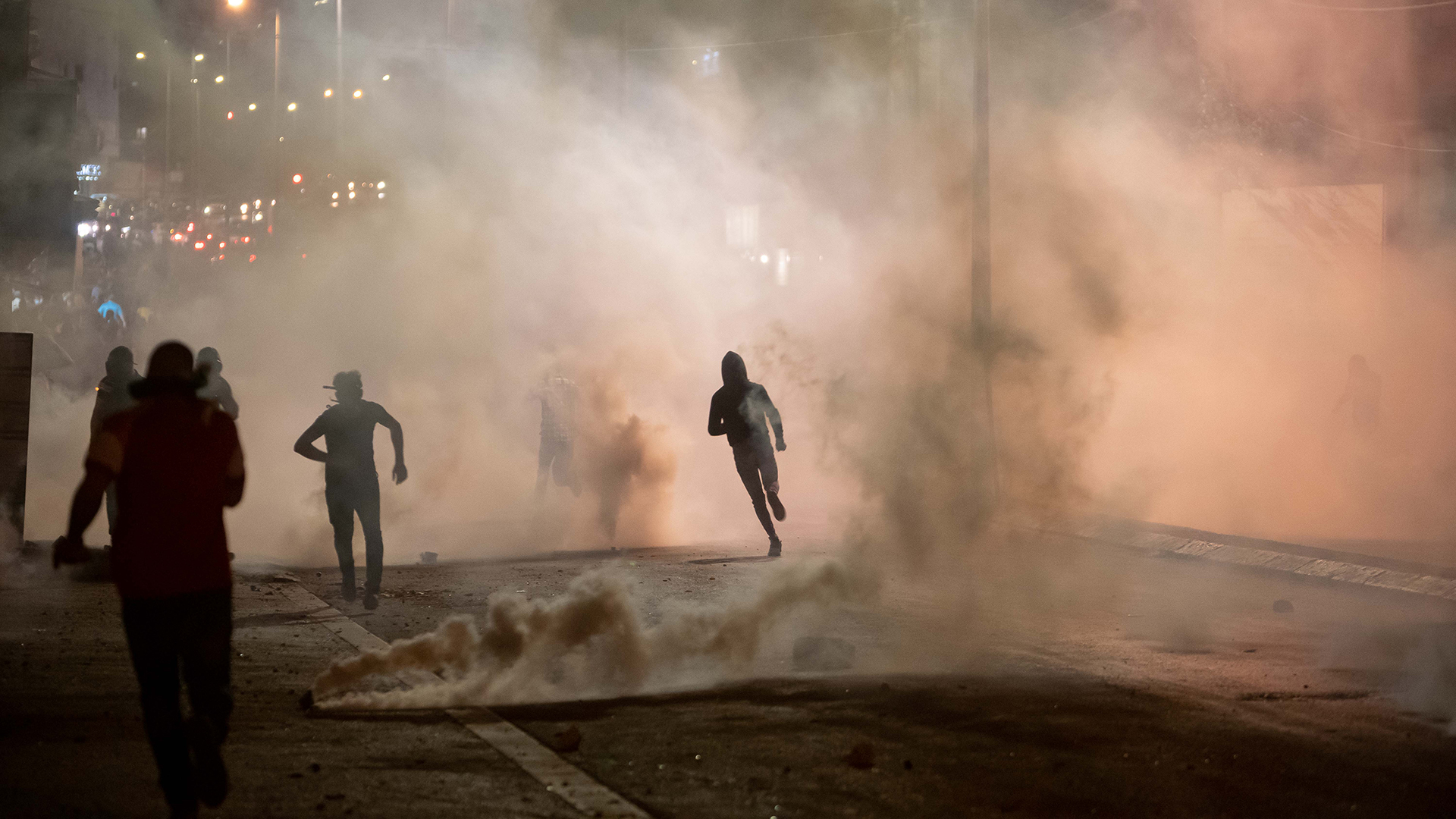 Demonstranten fliehen vor Tränengaskanistern, die von der israelischen Grenzpolizei nach einem Anti-Israel-Protest abgefeuert wurden.  | dpa