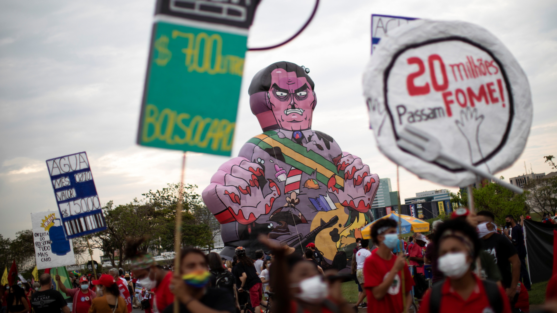 Demonstranten protestieren gegen die Regierung des rechtsextremen Präsidenten Jair Bolsonaro. | REUTERS
