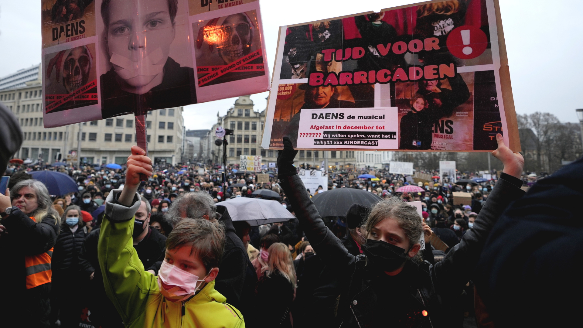 Demonstranten mit Plakaten in Brüssel | dpa