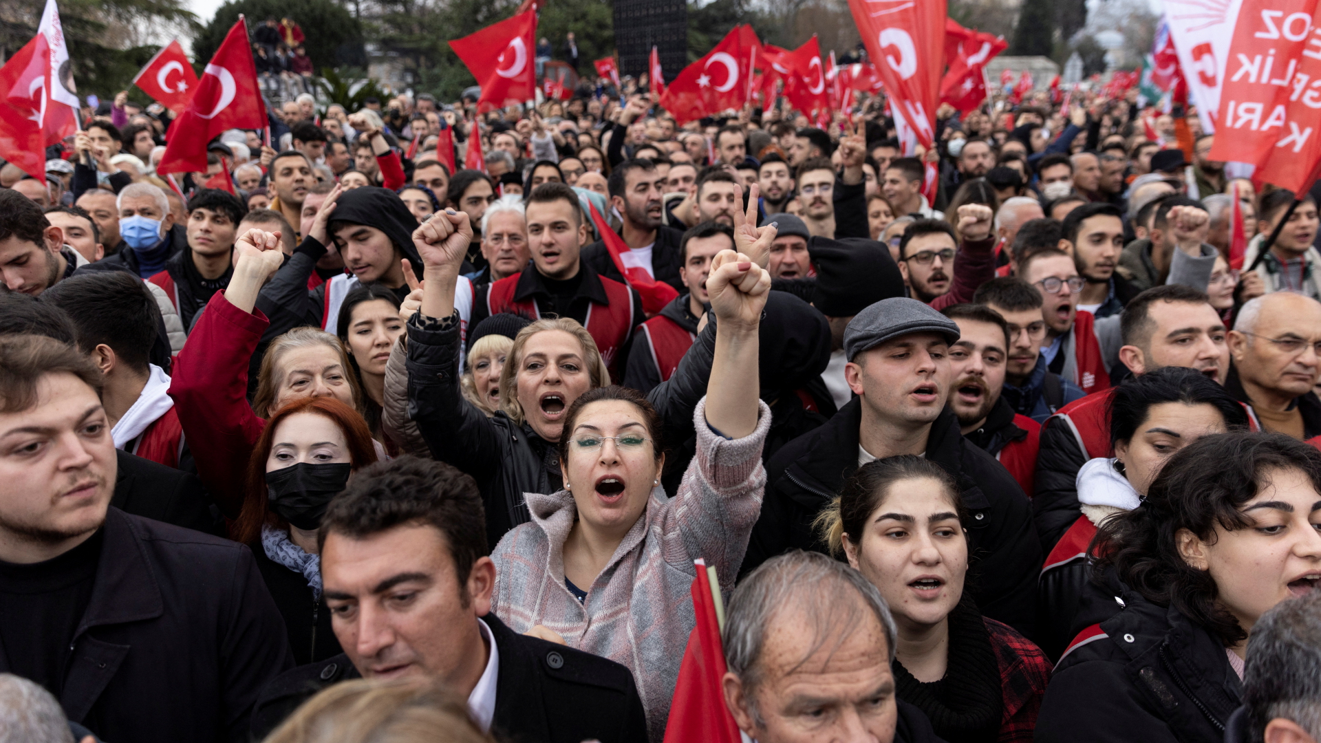 Menschen protestieren gegen die Verurteilung des Istanbuler Bürgermeisters Imamoglu. | REUTERS