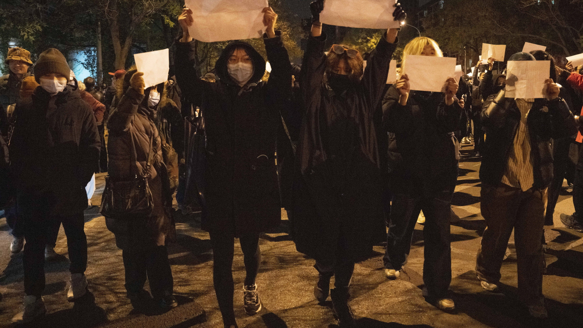 Demonstranten protestieren in Peking am 27. November 2022 gegen die Covid-Politik. | AP