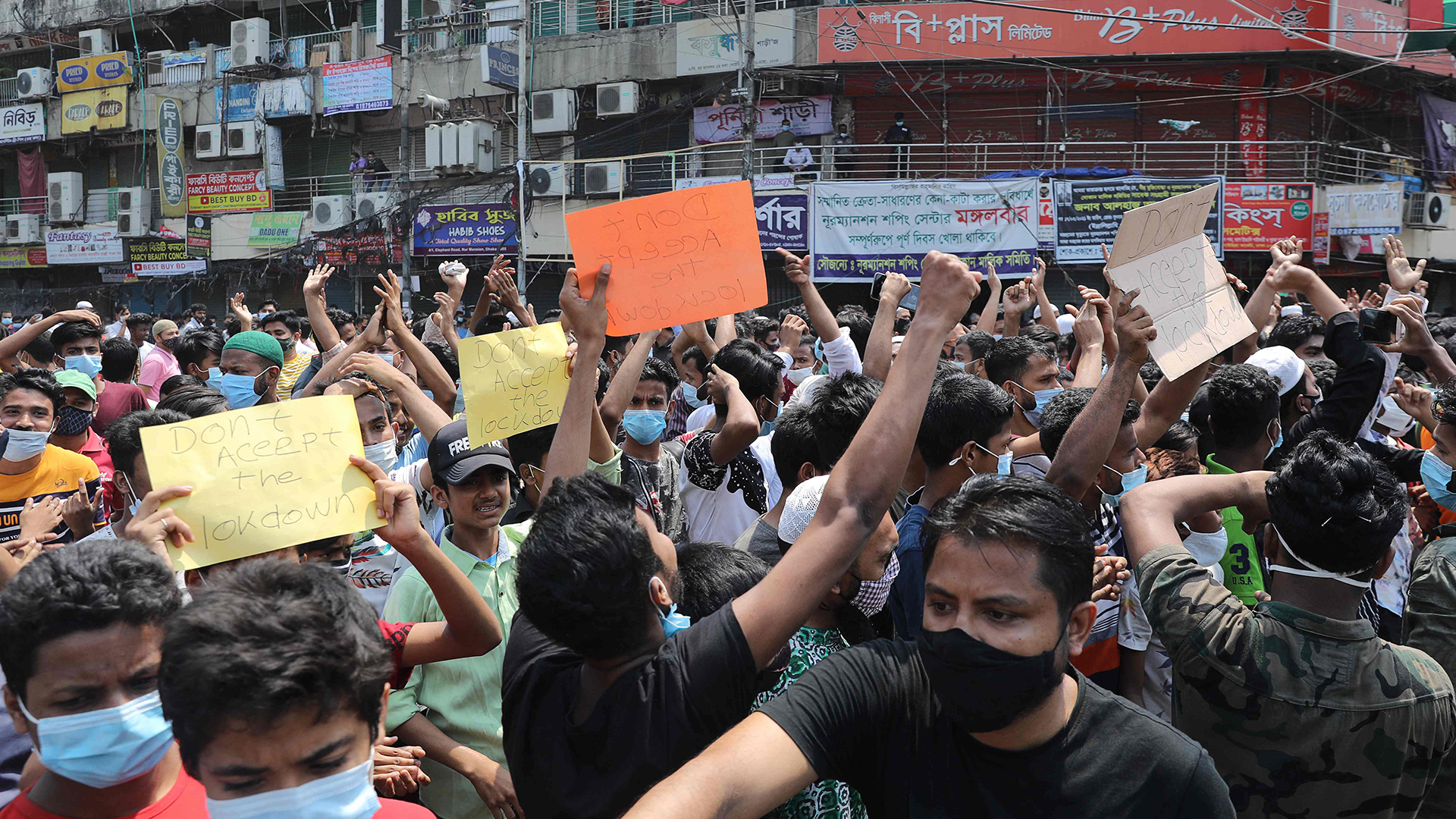 Menschen protestieren in Dhaka gegen die Einschränkungen, die als Präventivmaßnahme gegen das Covid-19-Coronavirus verhängt wurden. | AFP