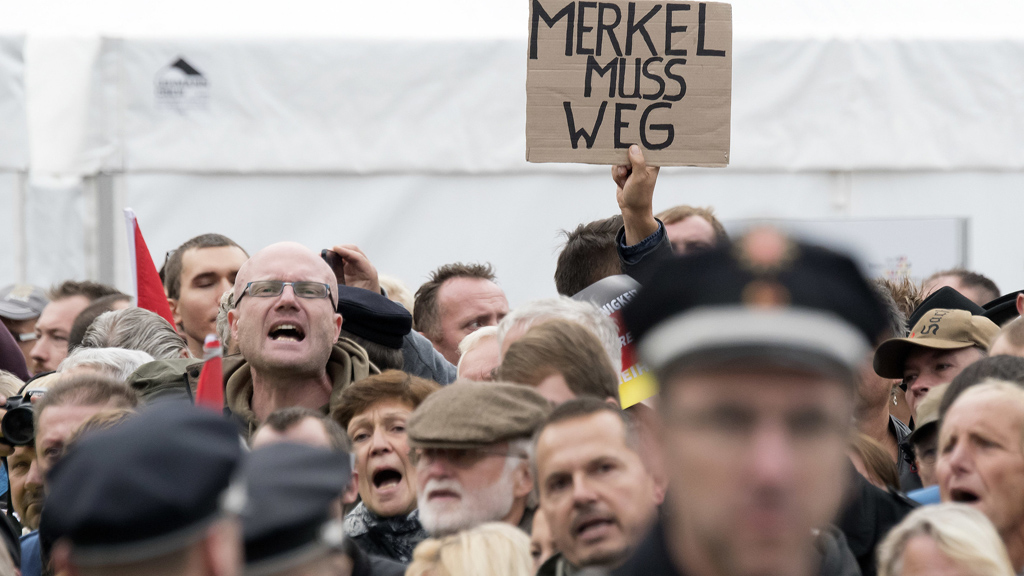Demonstranten am Rande der Feiern zum Tag der deutschen Einheit in Dresden | AP