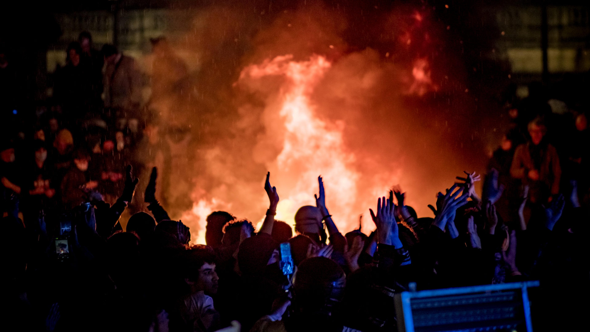 Demonstranten stehen neben einer brennenden Barrikade während einer Demonstration auf dem Place de la Concorde.  | dpa