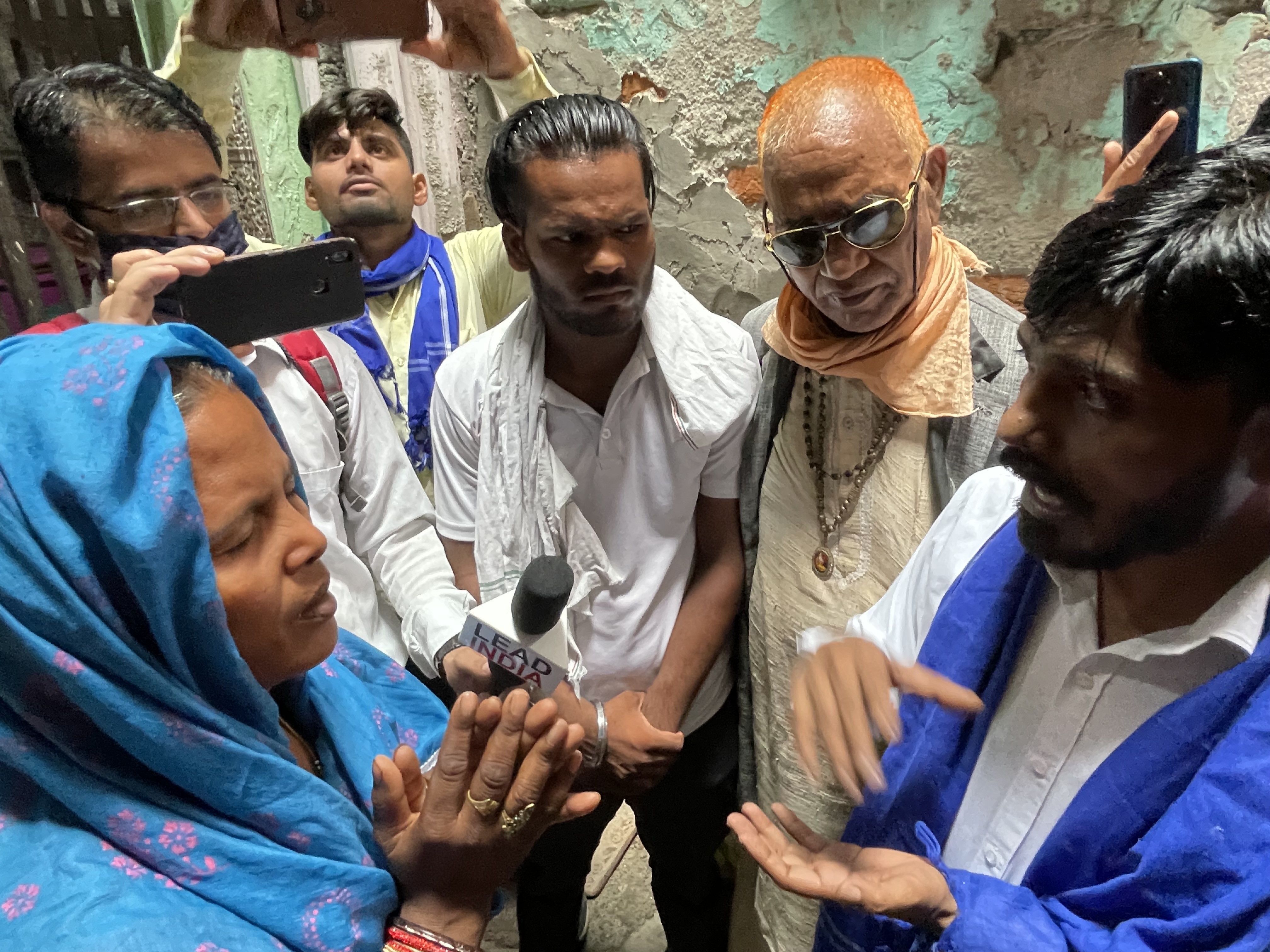 Ein Dalit-Aktivist versichert der Mutter eines toten Mädchens, dass seine Organisation sich für Gerechtigkeit einsetzen werde. | Peter Hornung/ARD-Studio Neu-Delhi