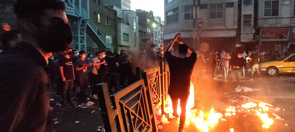Feuer während den Protesten im Iran. | via REUTERS